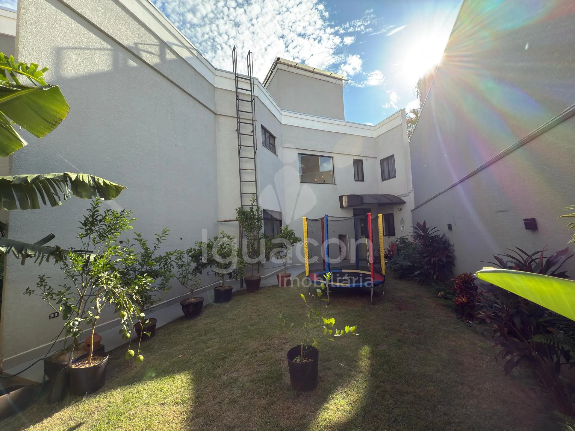 Sobrado Mobiliado com 04 Suites sendo 01 Suite Master e Piscina no Jardim Eliza