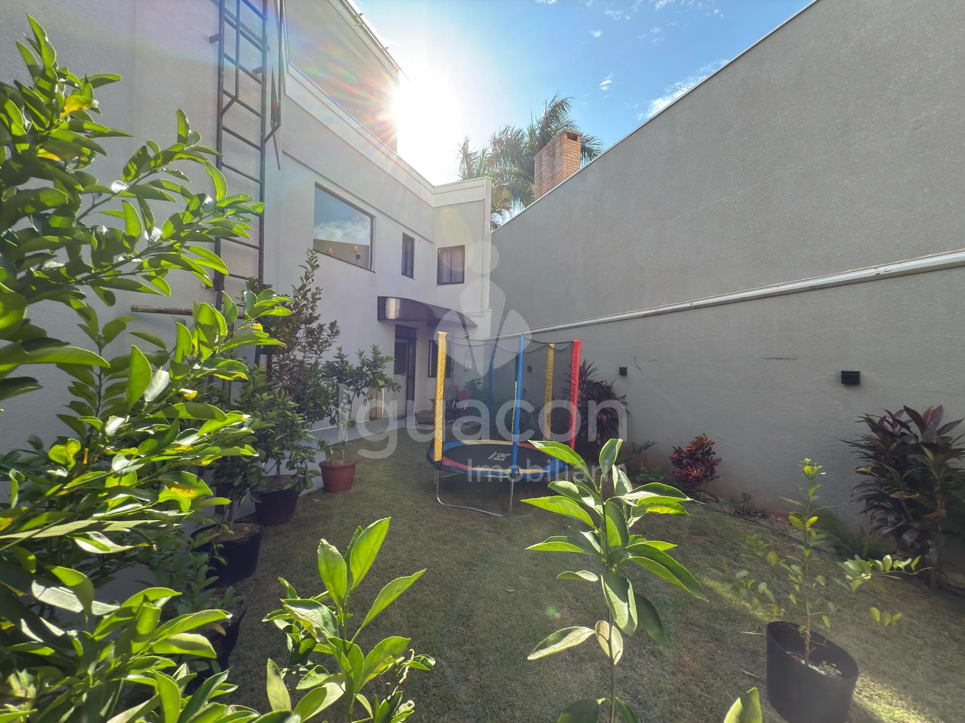 Sobrado Mobiliado com 04 Suites sendo 01 Suite Master e Piscina no Jardim Eliza