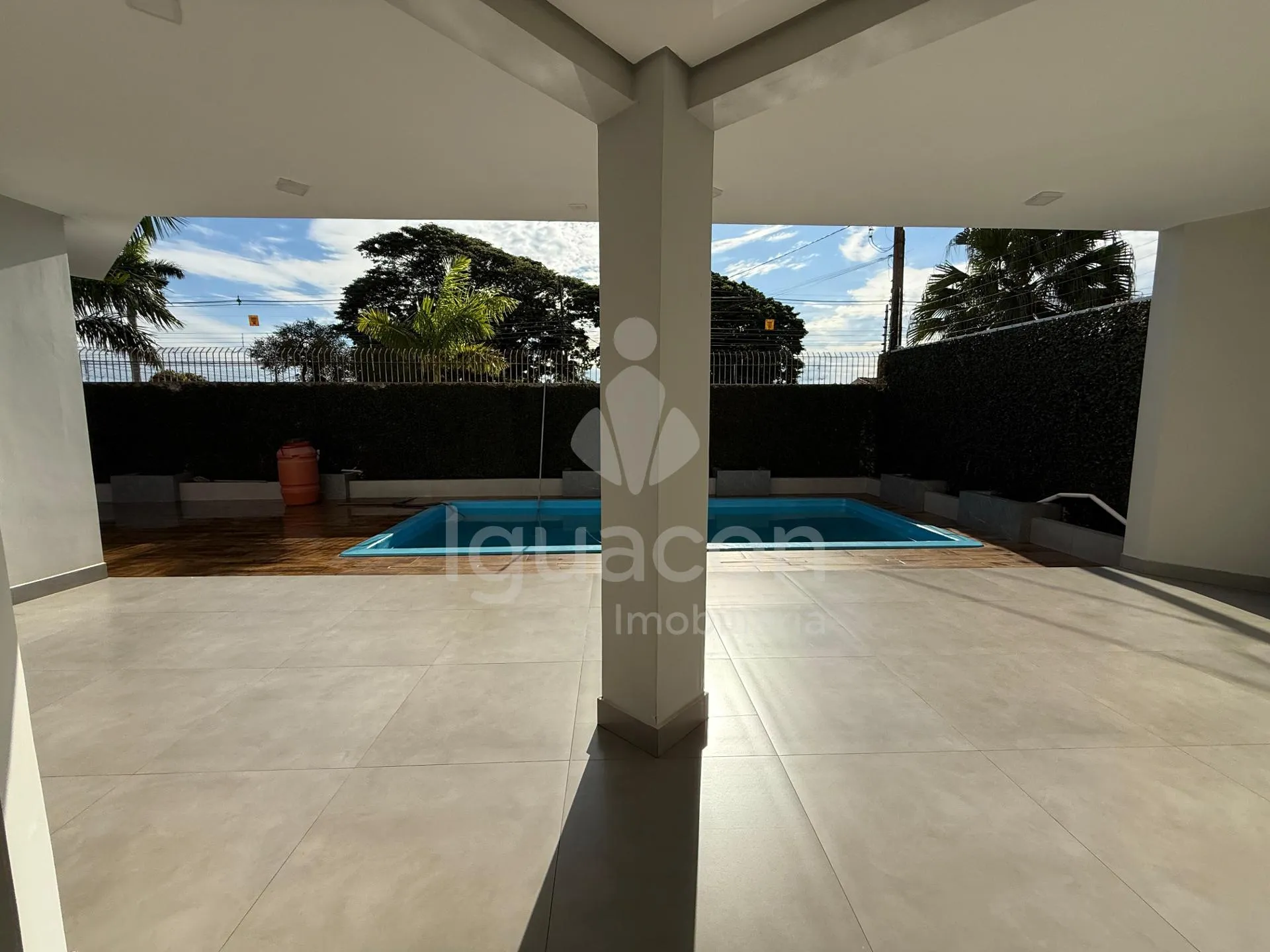 Sobrado Mobiliado com 04 Suites sendo 01 Suite Master e Piscina no Jardim Eliza