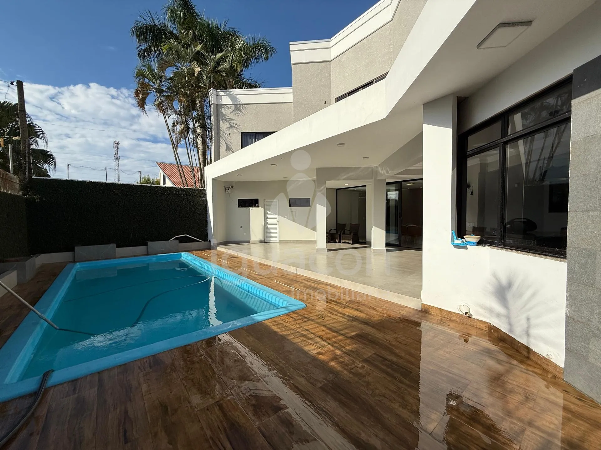 Sobrado Mobiliado com 04 Suites sendo 01 Suite Master e Piscina no Jardim Eliza