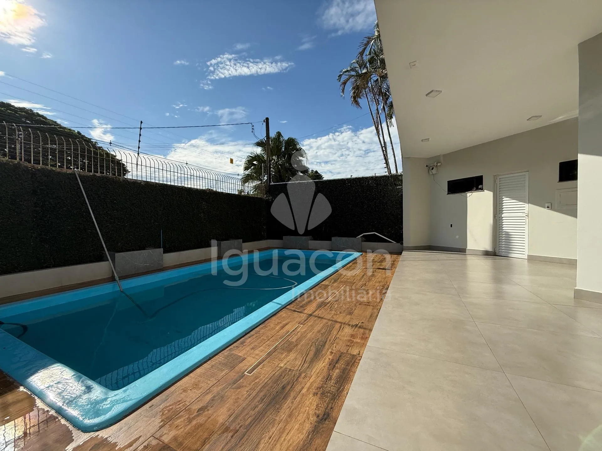 Sobrado Mobiliado com 04 Suites sendo 01 Suite Master e Piscina no Jardim Eliza