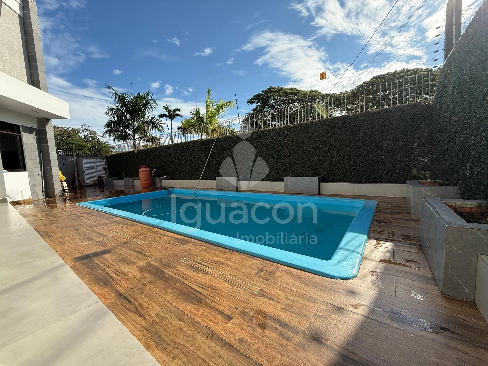 Sobrado Mobiliado com 04 Suites sendo 01 Suite Master e Piscina no Jardim Eliza