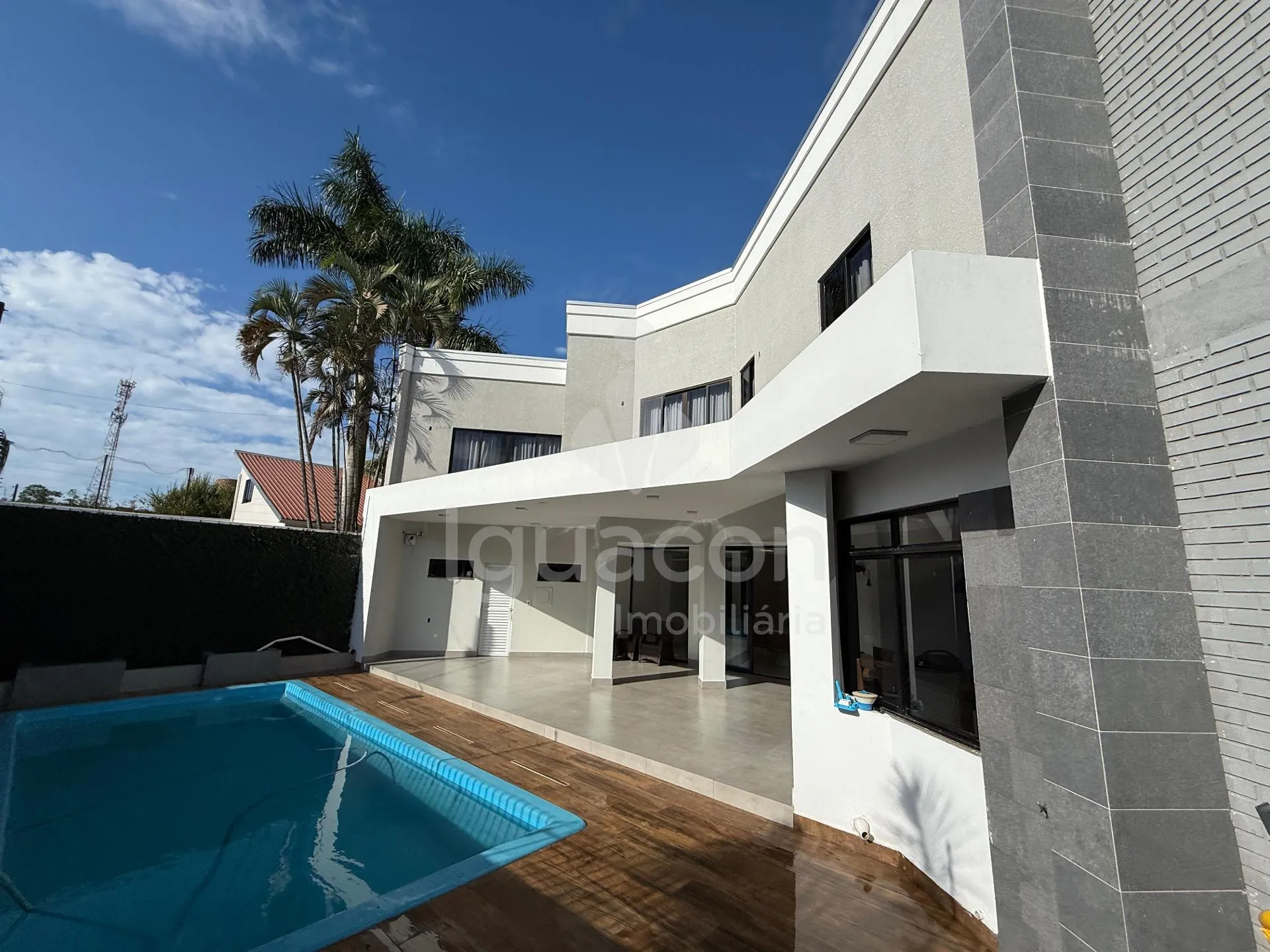 Sobrado Mobiliado com 04 Suites sendo 01 Suite Master e Piscina no Jardim Eliza