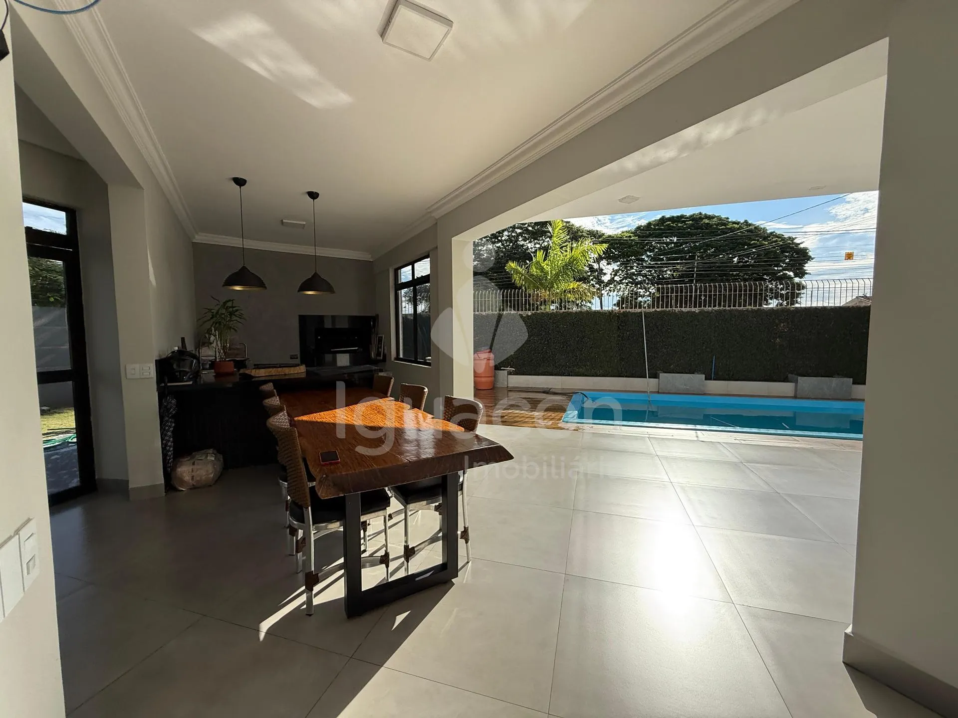 Sobrado Mobiliado com 04 Suites sendo 01 Suite Master e Piscina no Jardim Eliza