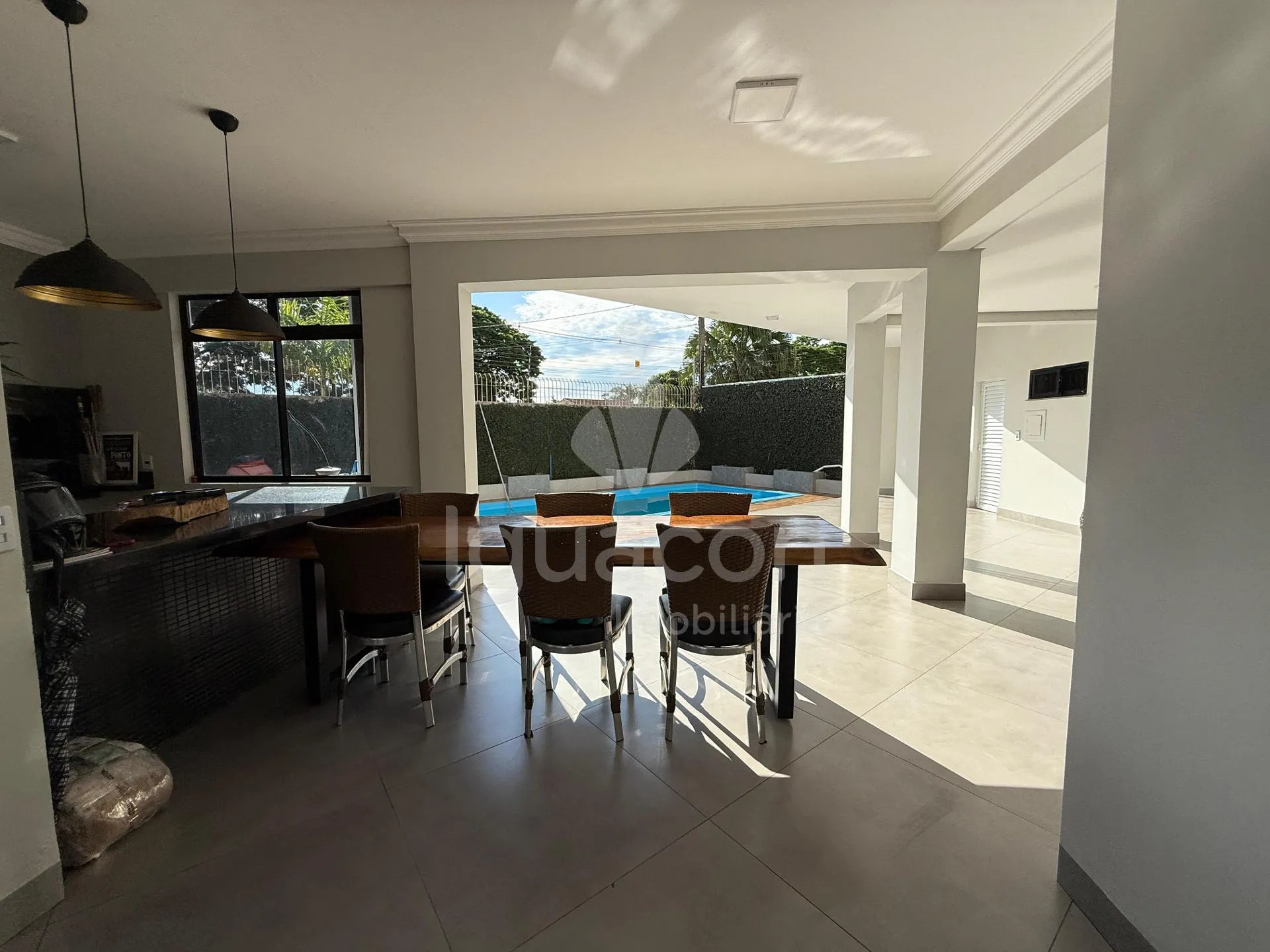 Sobrado Mobiliado com 04 Suites sendo 01 Suite Master e Piscina no Jardim Eliza