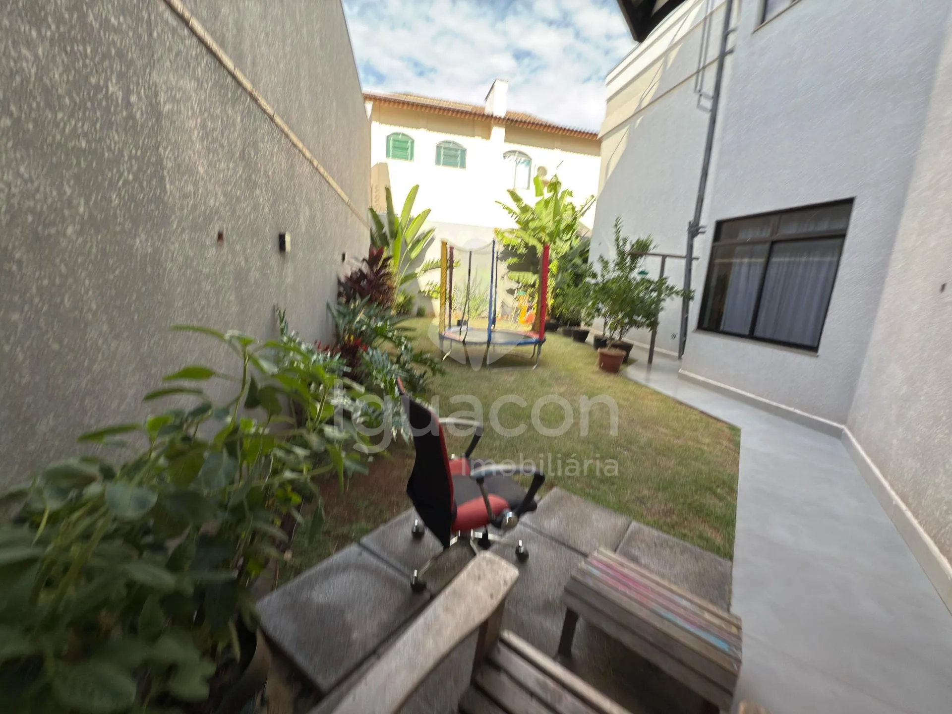 Sobrado Mobiliado com 04 Suites sendo 01 Suite Master e Piscina no Jardim Eliza