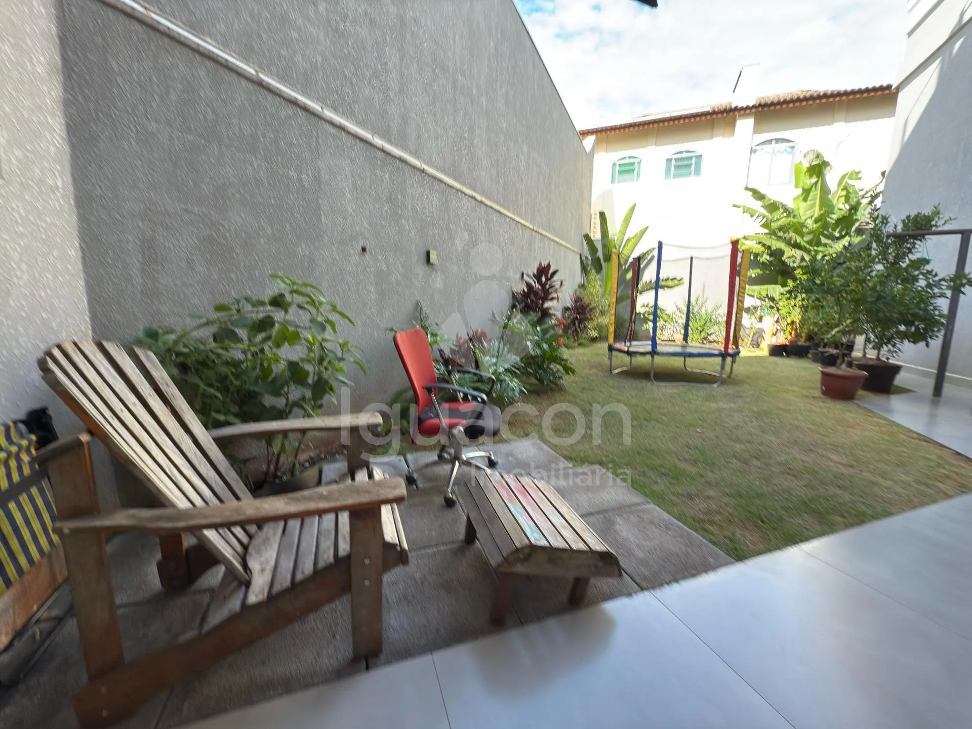 Sobrado Mobiliado com 04 Suites sendo 01 Suite Master e Piscina no Jardim Eliza