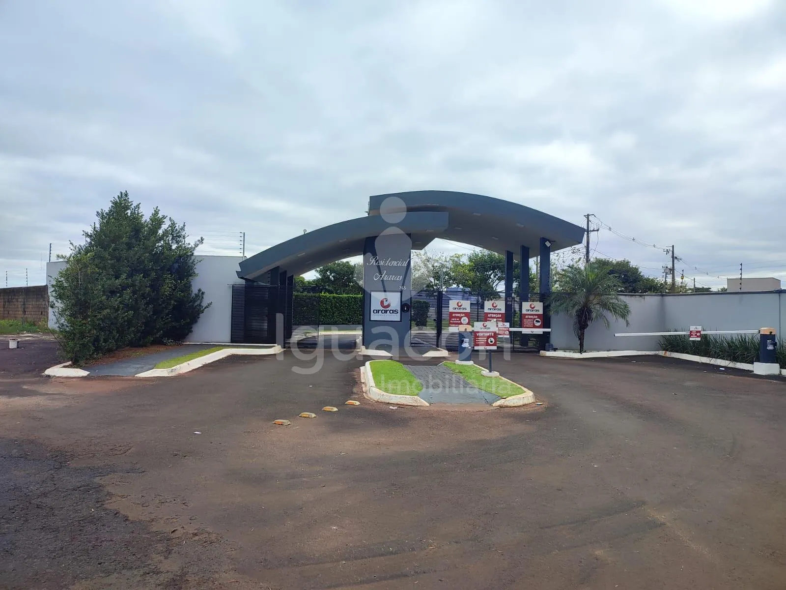 Terrenos à partir de 300m² no Condomínio Residencial Araras no Jardim Florença