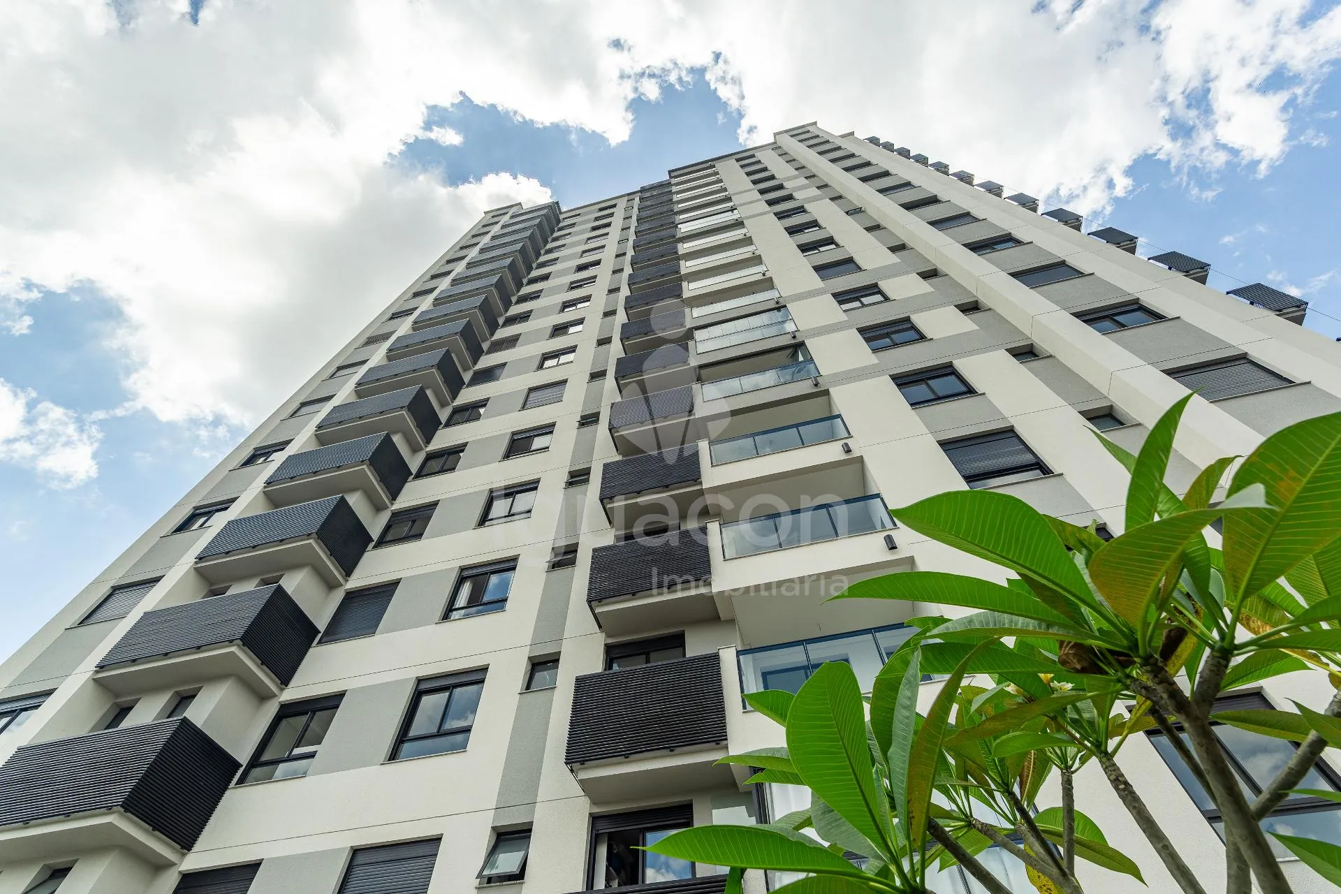 Apartamentos de 02 Dormitórios sendo 01 Suite e Sacada no Supreme Home Club em Joinville