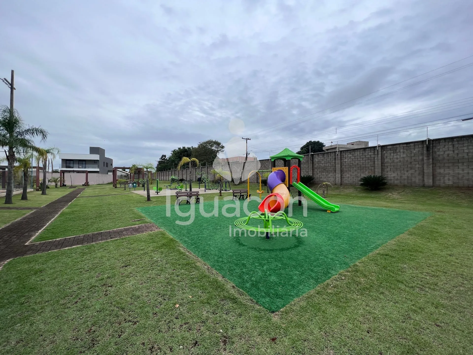 Terreno de 331,37m² no Condomínio Fechado Iguaçu na Vila Carimã