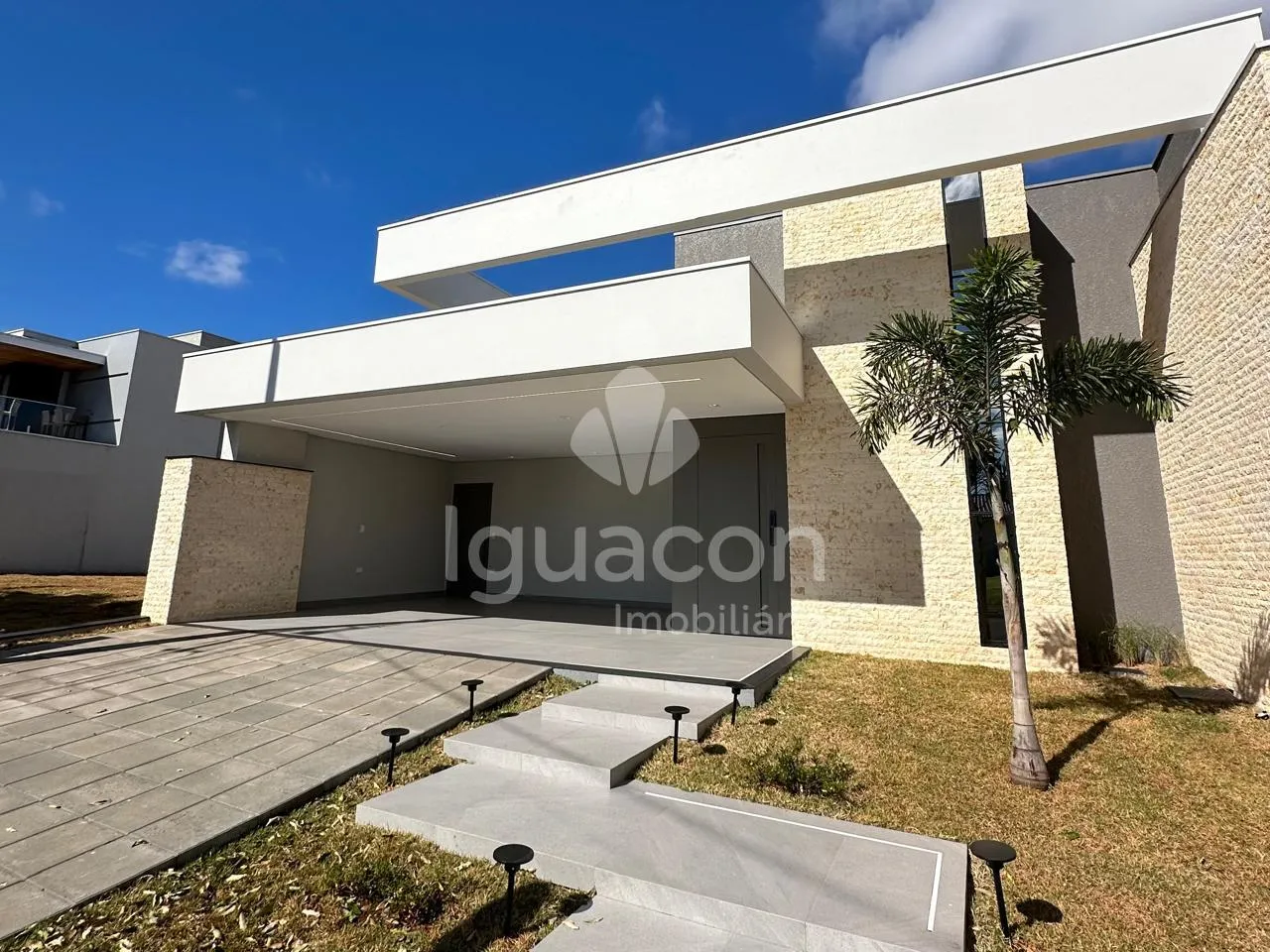 Casa com 03 Suítes e 02 vagas de garagem no Condomínio Residencial Safira.