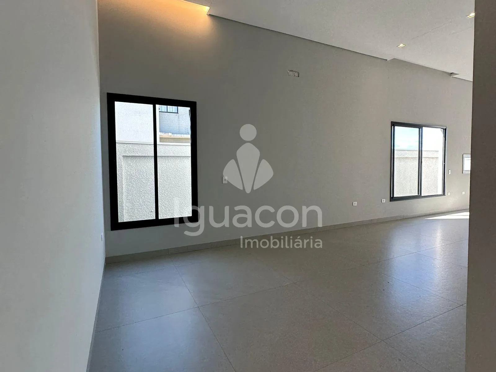 Casa com 03 Suítes e 02 vagas de garagem no Condomínio Residencial Safira.