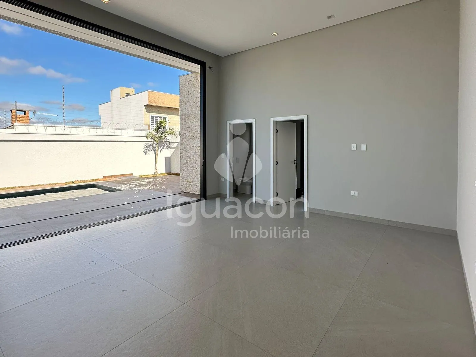 Casa com 03 Suítes e 02 vagas de garagem no Condomínio Residencial Safira.