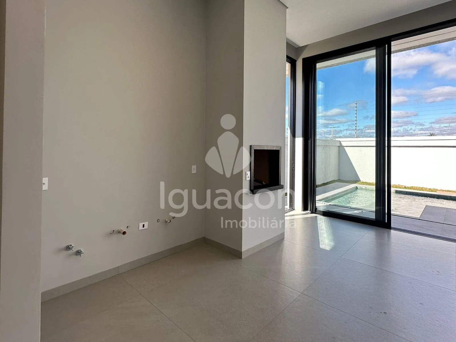 Casa com 03 Suítes e 02 vagas de garagem no Condomínio Residencial Safira.