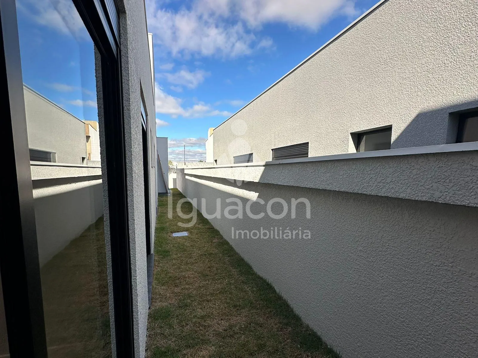 Casa com 03 Suítes e 02 vagas de garagem no Condomínio Residencial Safira.