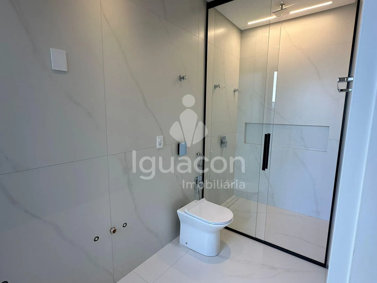 Casa com 03 Suítes e 02 vagas de garagem no Condomínio Residencial Safira.