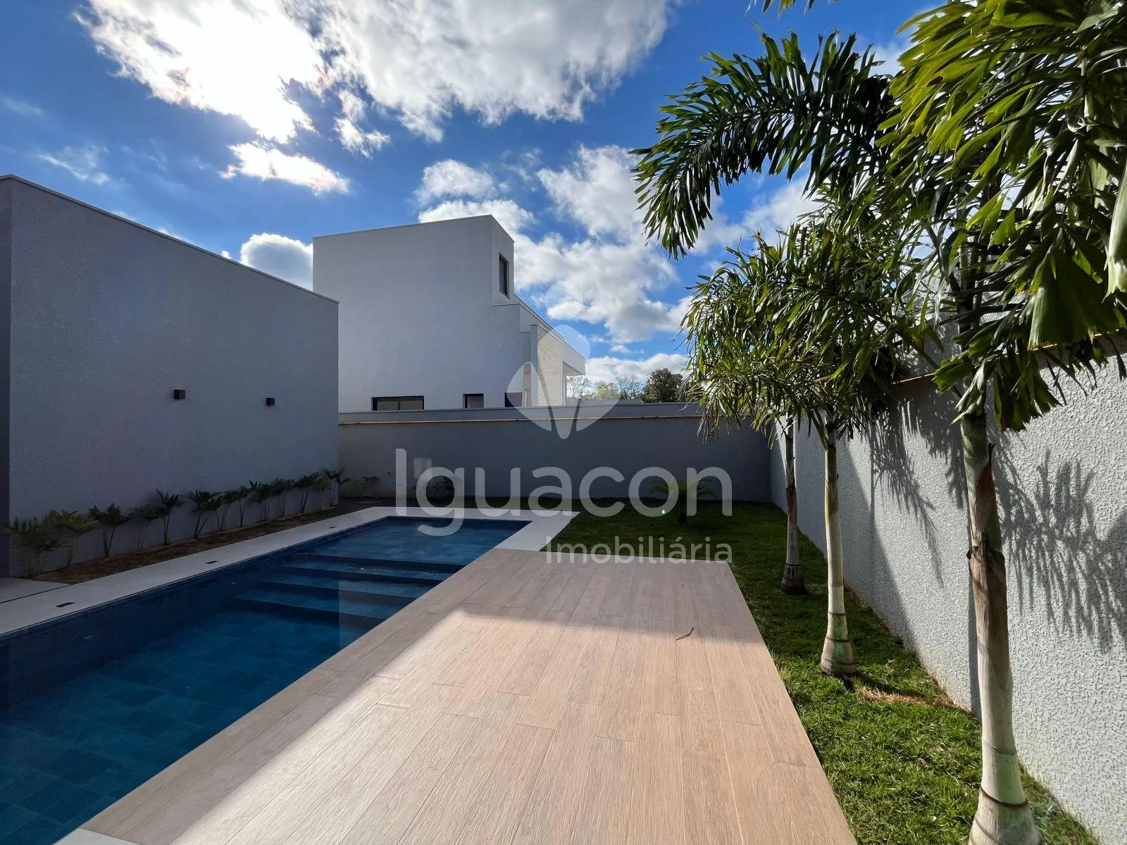 Casa com 03 Suítes e 02 Vaga de garagem coberta no Condomínio Safira