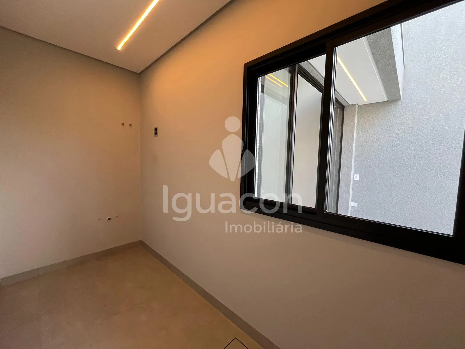 Casa com 03 Suítes e 02 Vaga de garagem coberta no Condomínio Safira