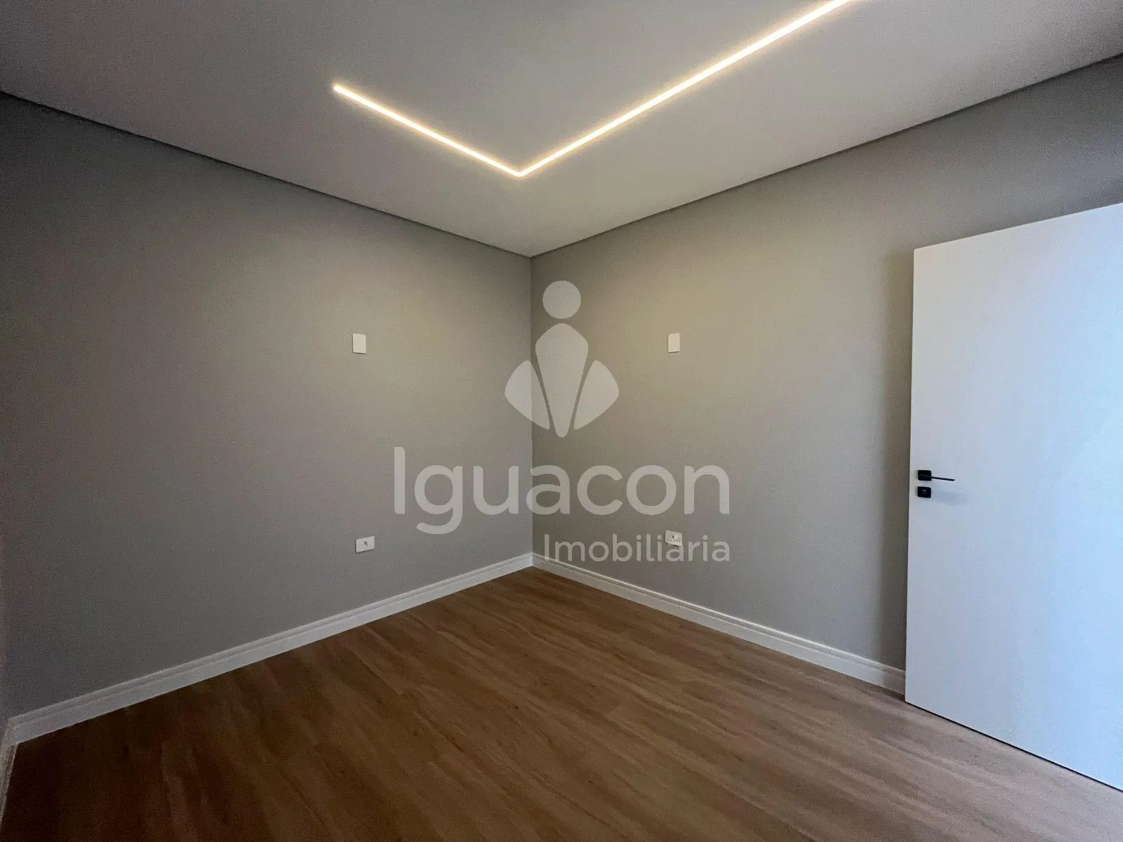 Casa com 03 Suítes e 02 Vaga de garagem coberta no Condomínio Safira