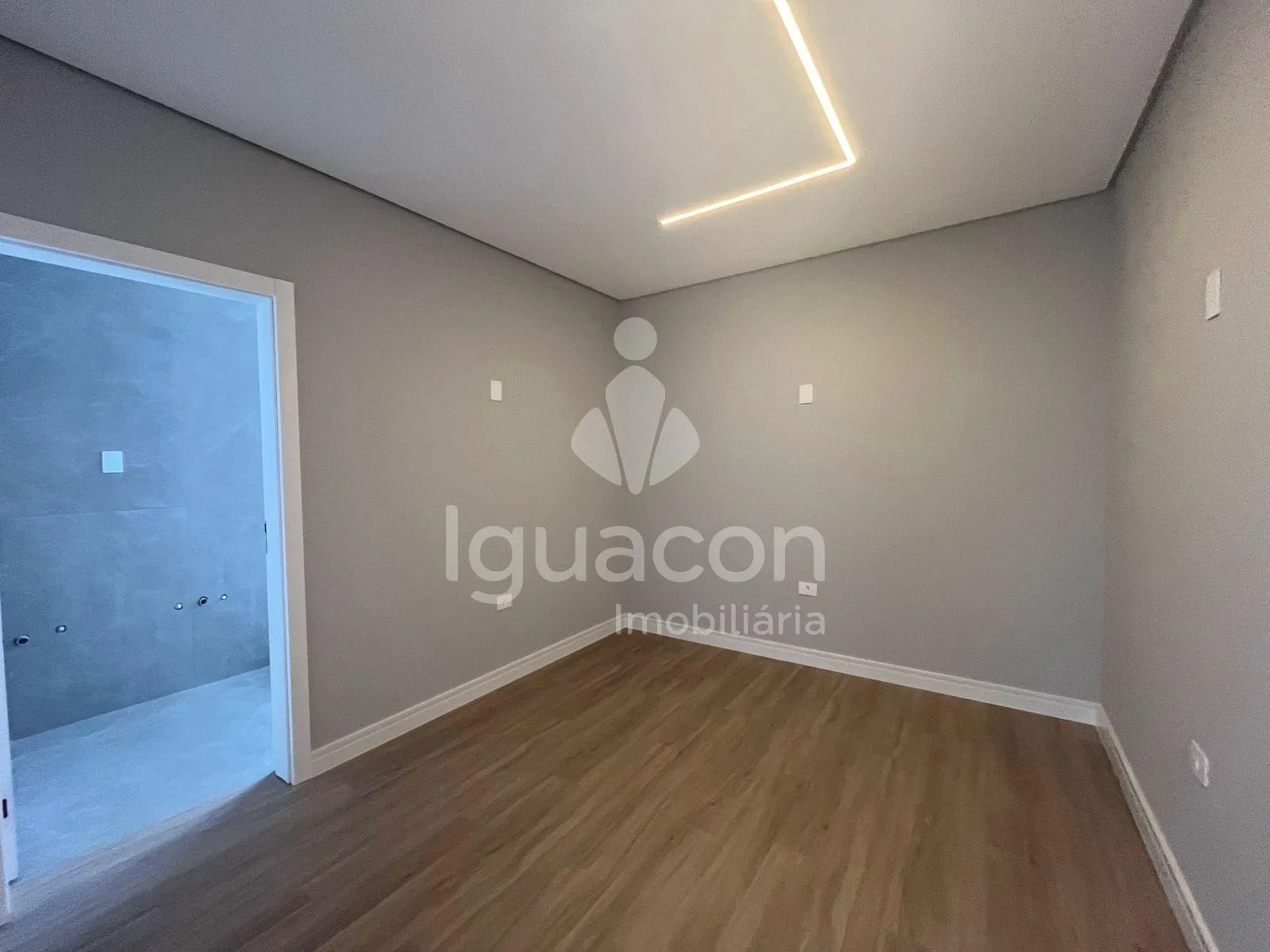 Casa com 03 Suítes e 02 Vaga de garagem coberta no Condomínio Safira