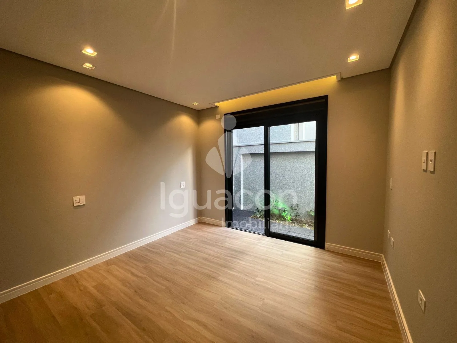 Casa com 03 Suítes e 02 Vaga de garagem coberta no Condomínio Safira