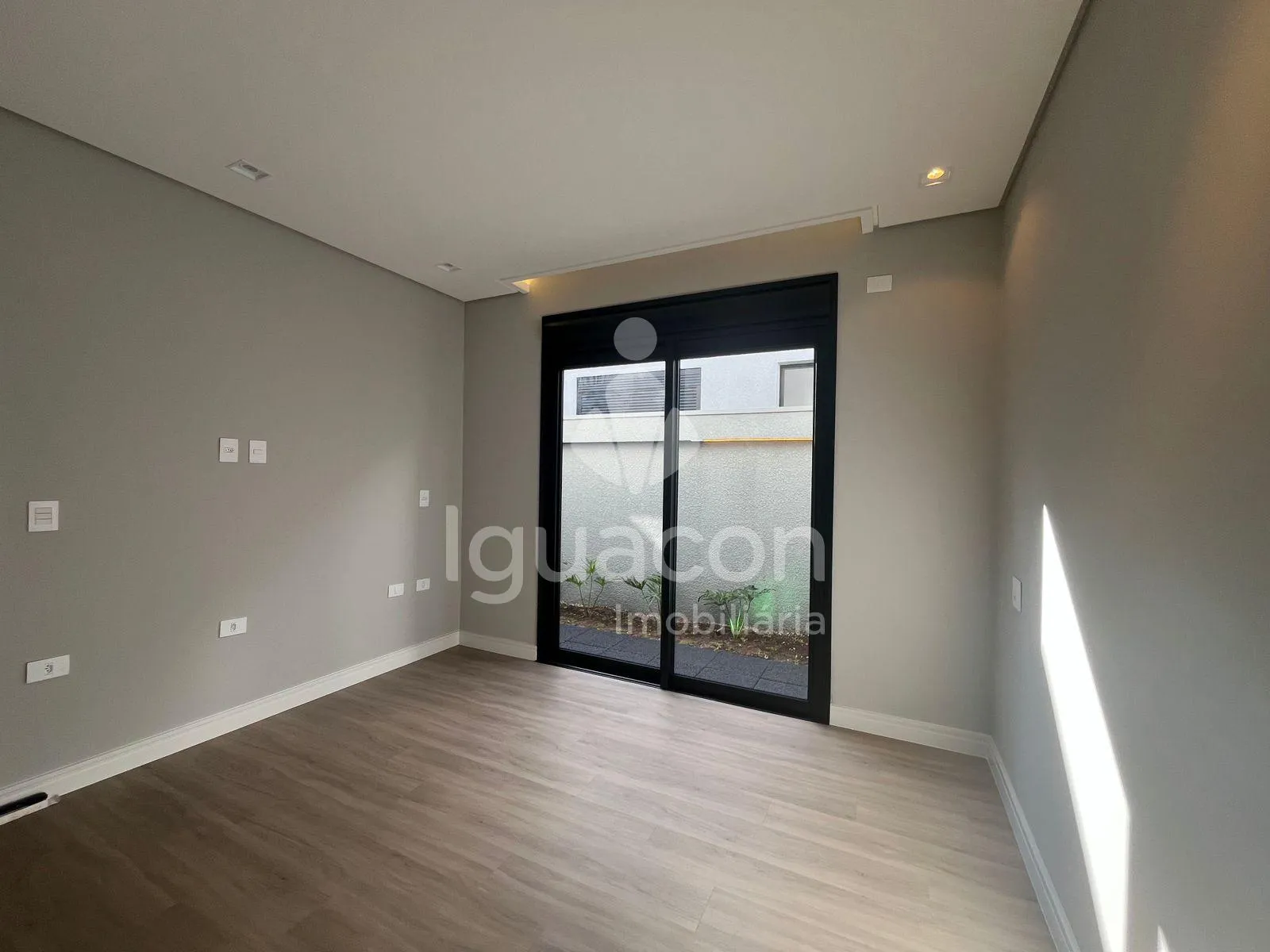 Casa com 03 Suítes e 02 Vaga de garagem coberta no Condomínio Safira