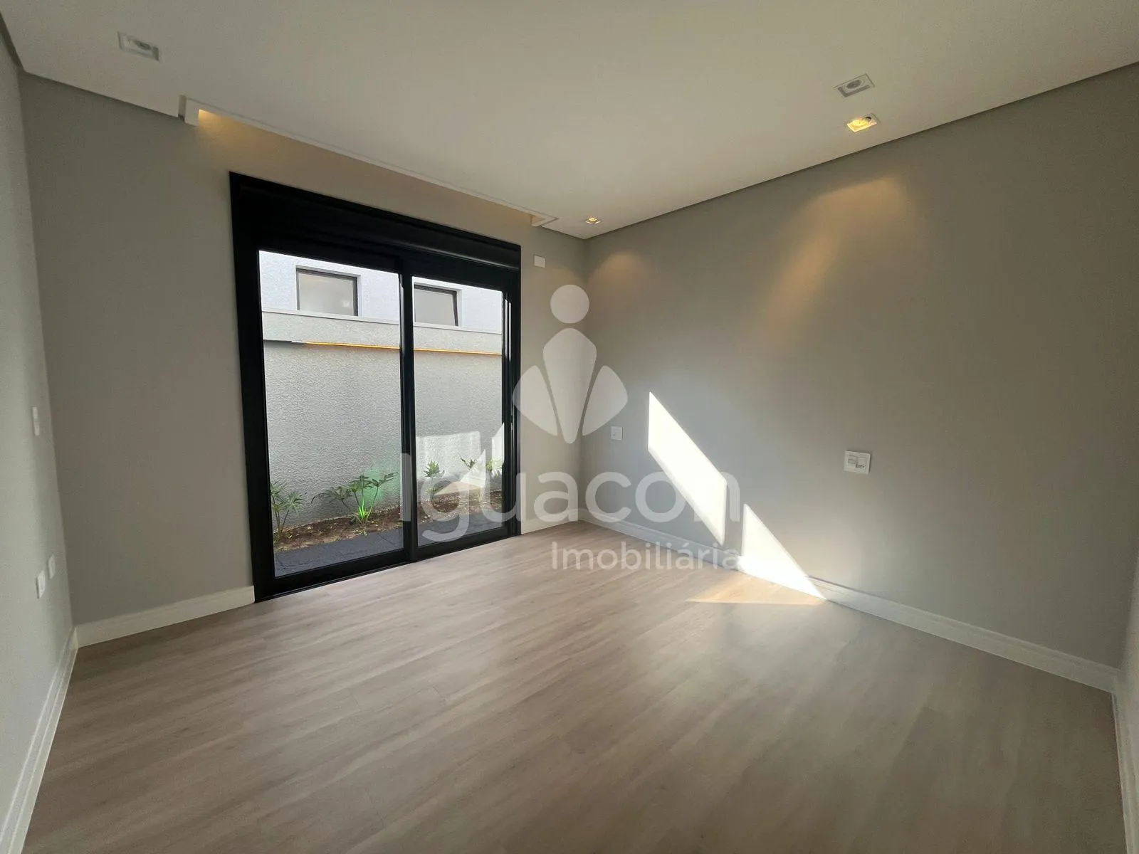 Casa com 03 Suítes e 02 Vaga de garagem coberta no Condomínio Safira