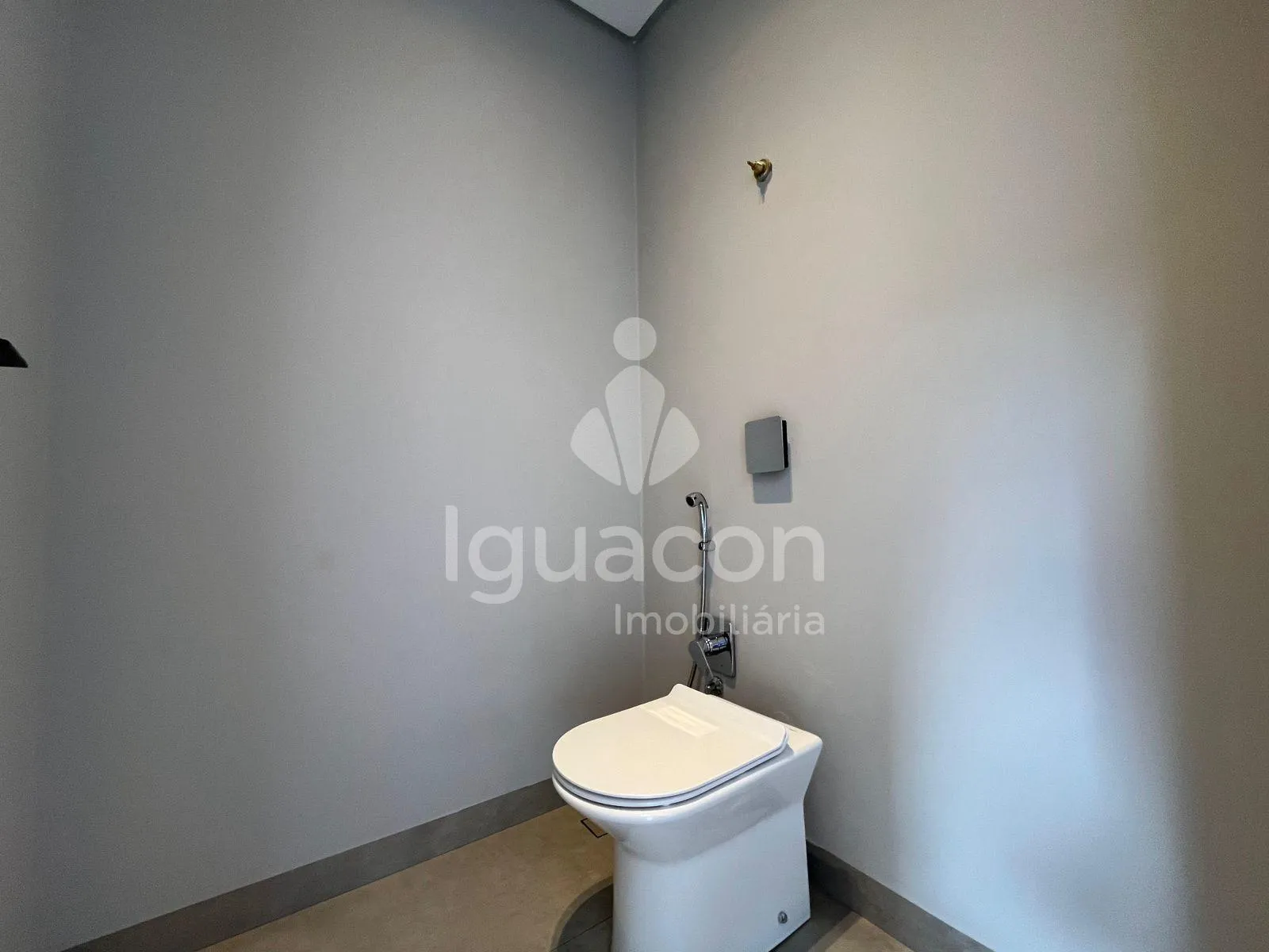 Casa com 03 Suítes e 02 Vaga de garagem coberta no Condomínio Safira