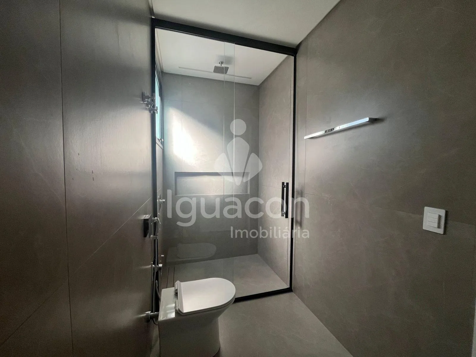 Casa com 03 Suítes e 02 Vaga de garagem coberta no Condomínio Safira