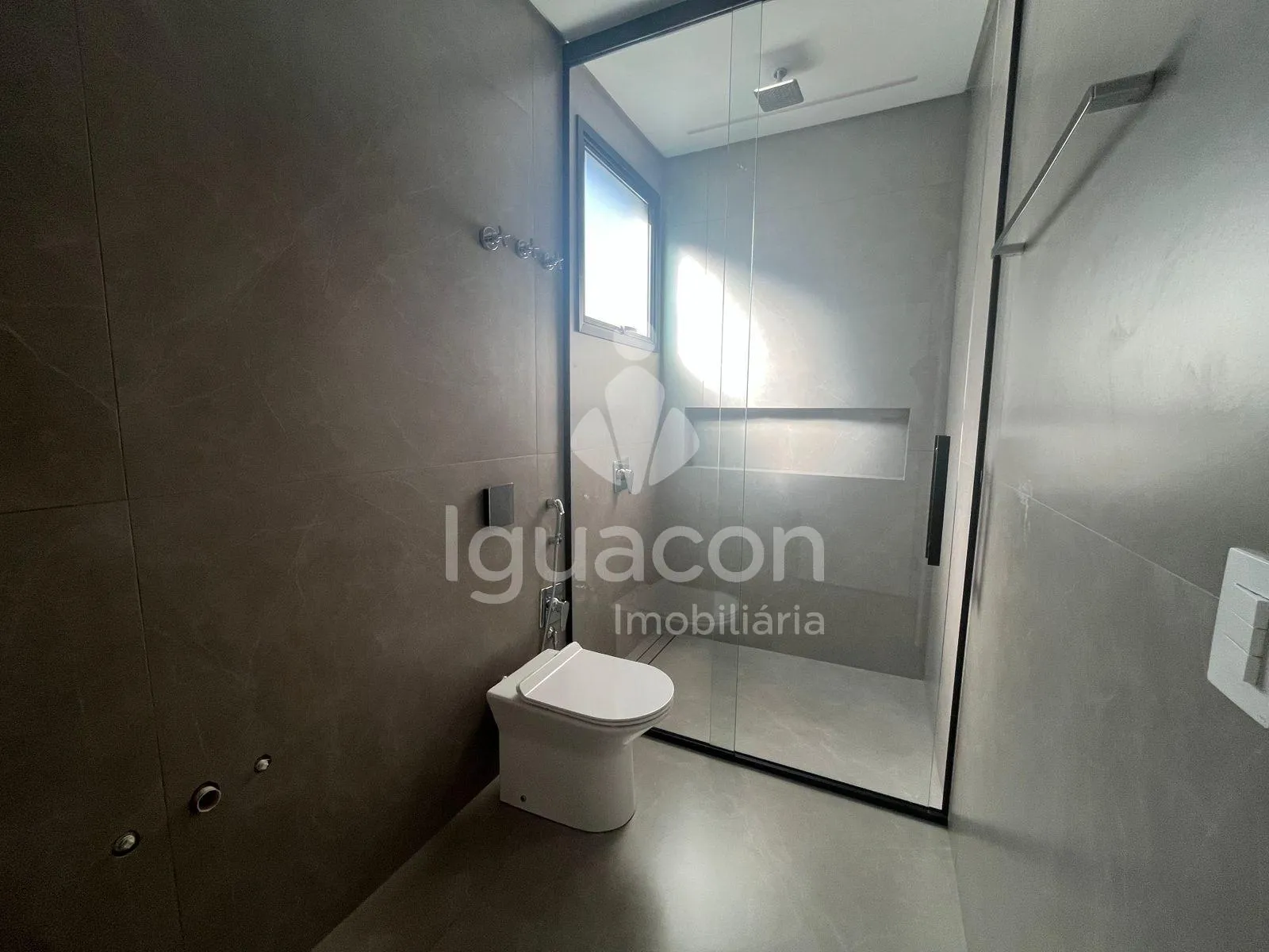 Casa com 03 Suítes e 02 Vaga de garagem coberta no Condomínio Safira
