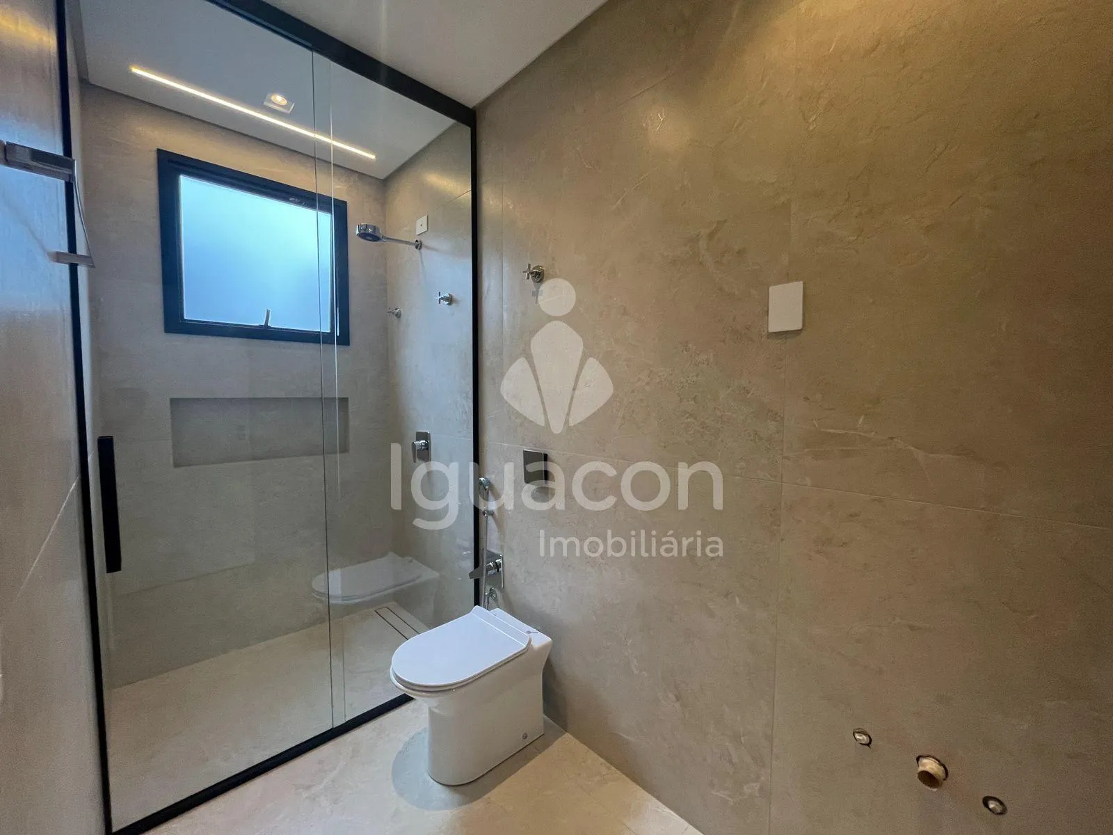 Casa com 03 Suítes e 02 Vaga de garagem coberta no Condomínio Safira