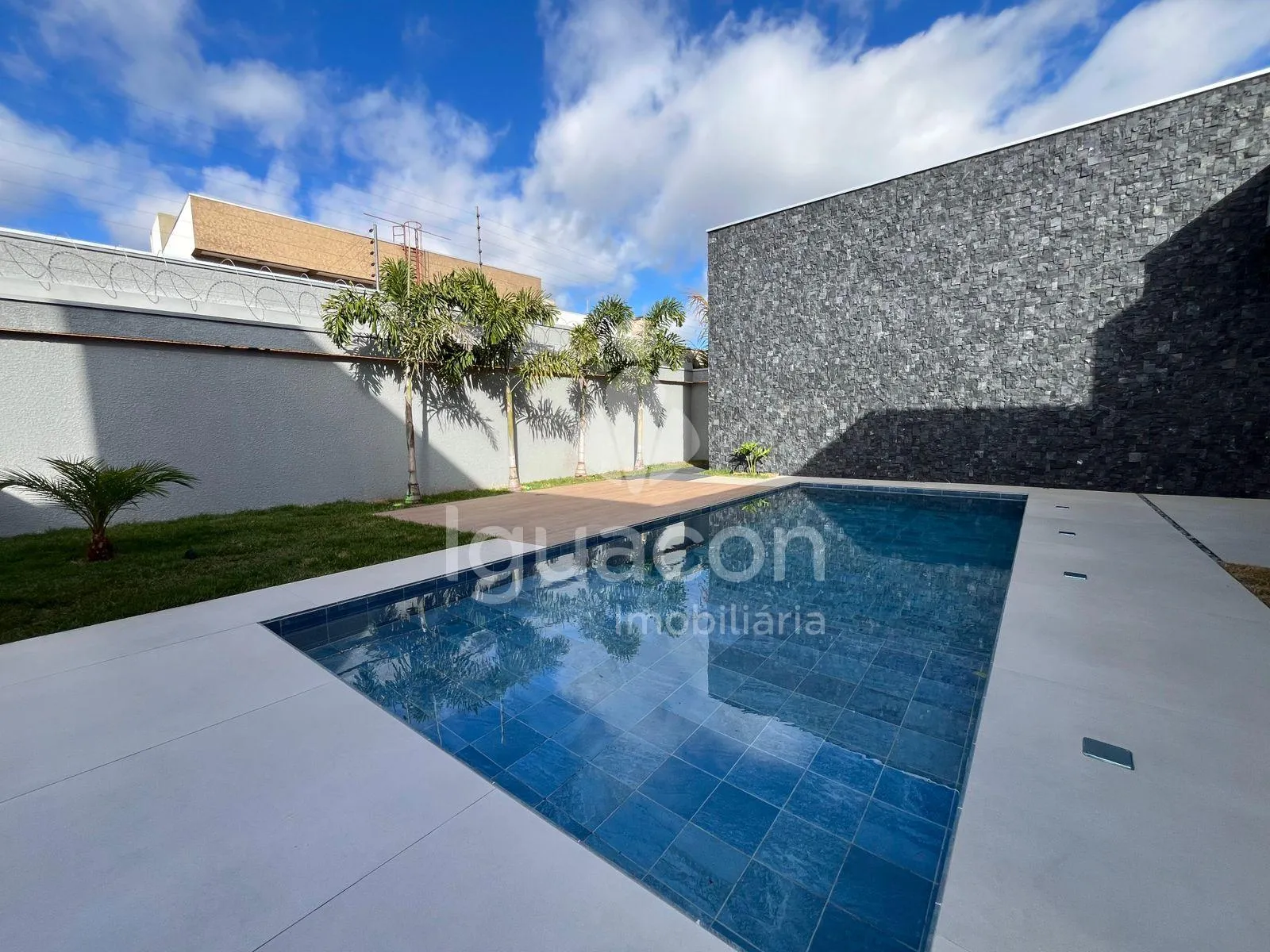 Casa com 03 Suítes e 02 Vaga de garagem coberta no Condomínio Safira
