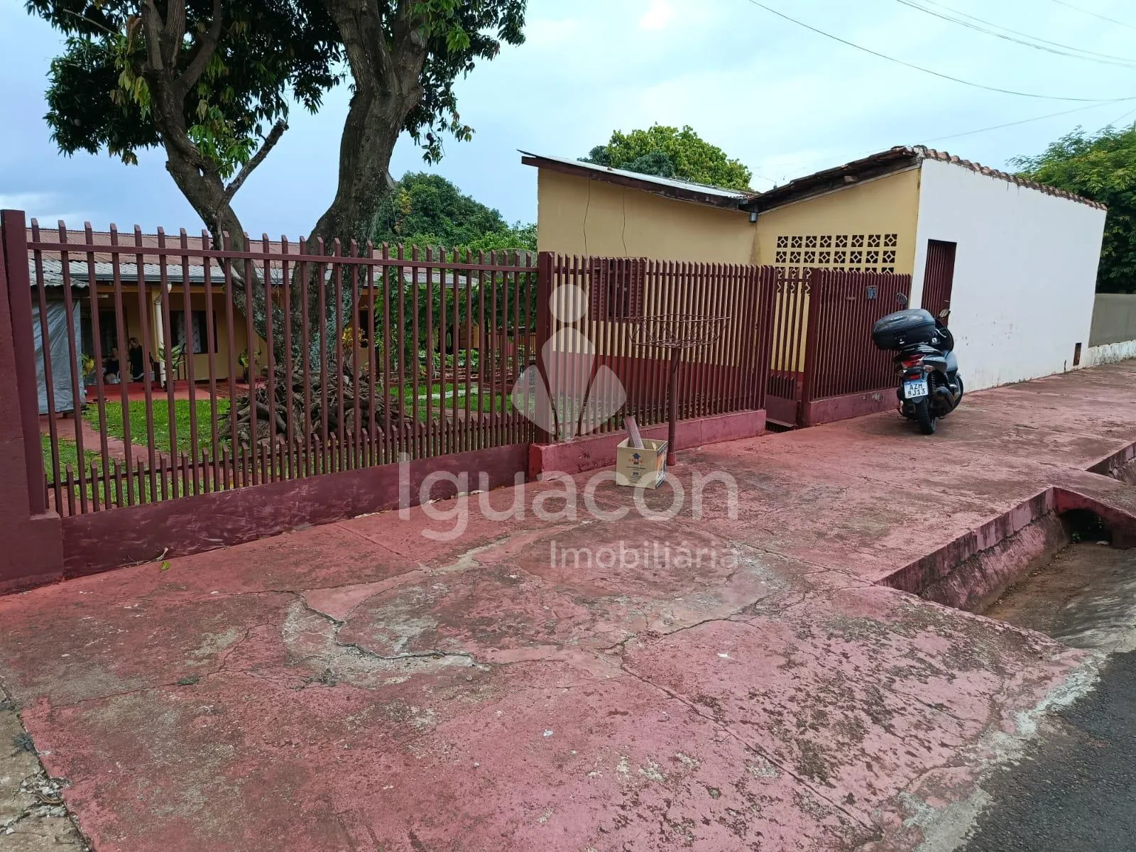Casa com 03 Dormitórios com Churrasqueira e Piscina na Vila C Velha