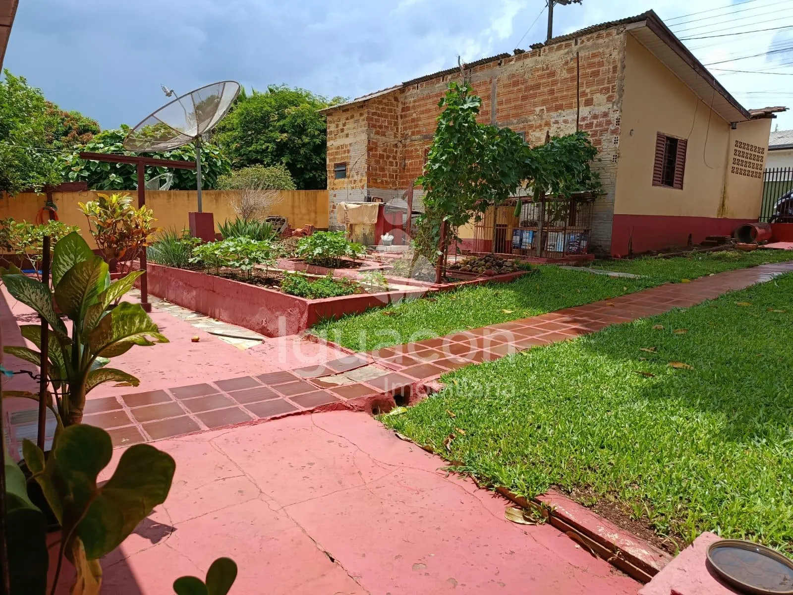 Casa com 03 Dormitórios com Churrasqueira e Piscina na Vila C Velha