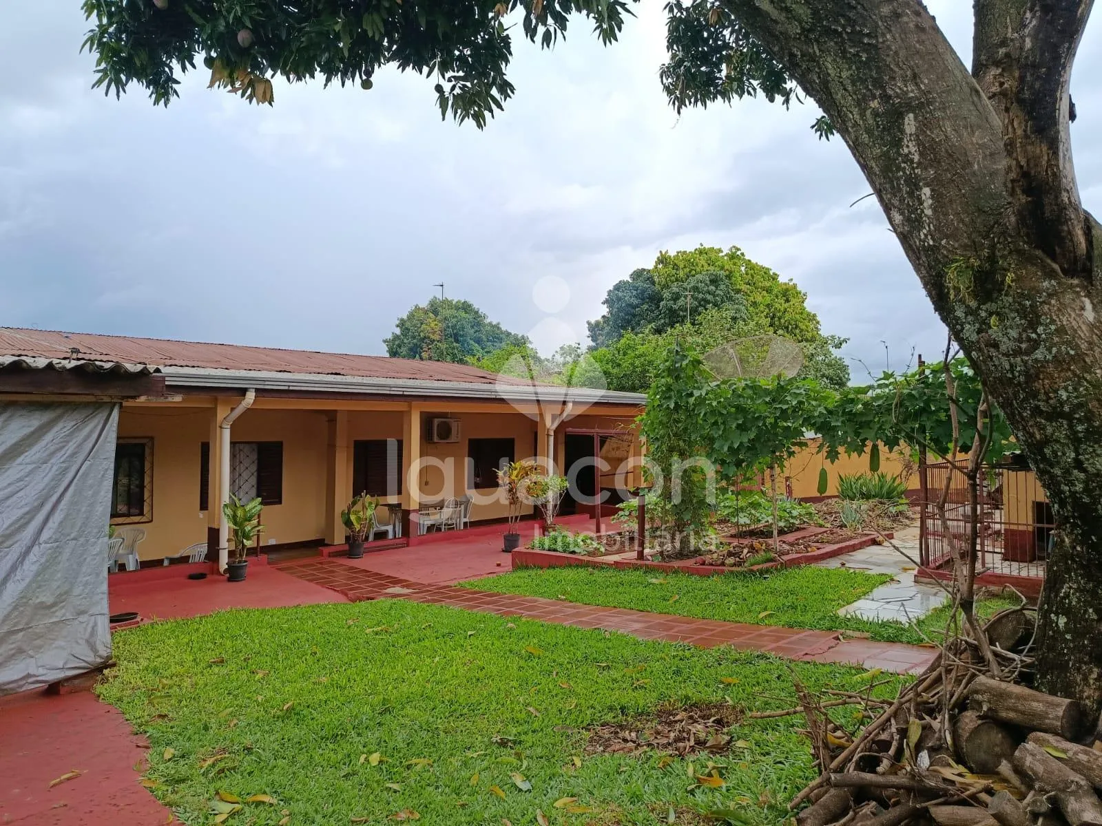 Casa com 03 Dormitórios com Churrasqueira e Piscina na Vila C Velha