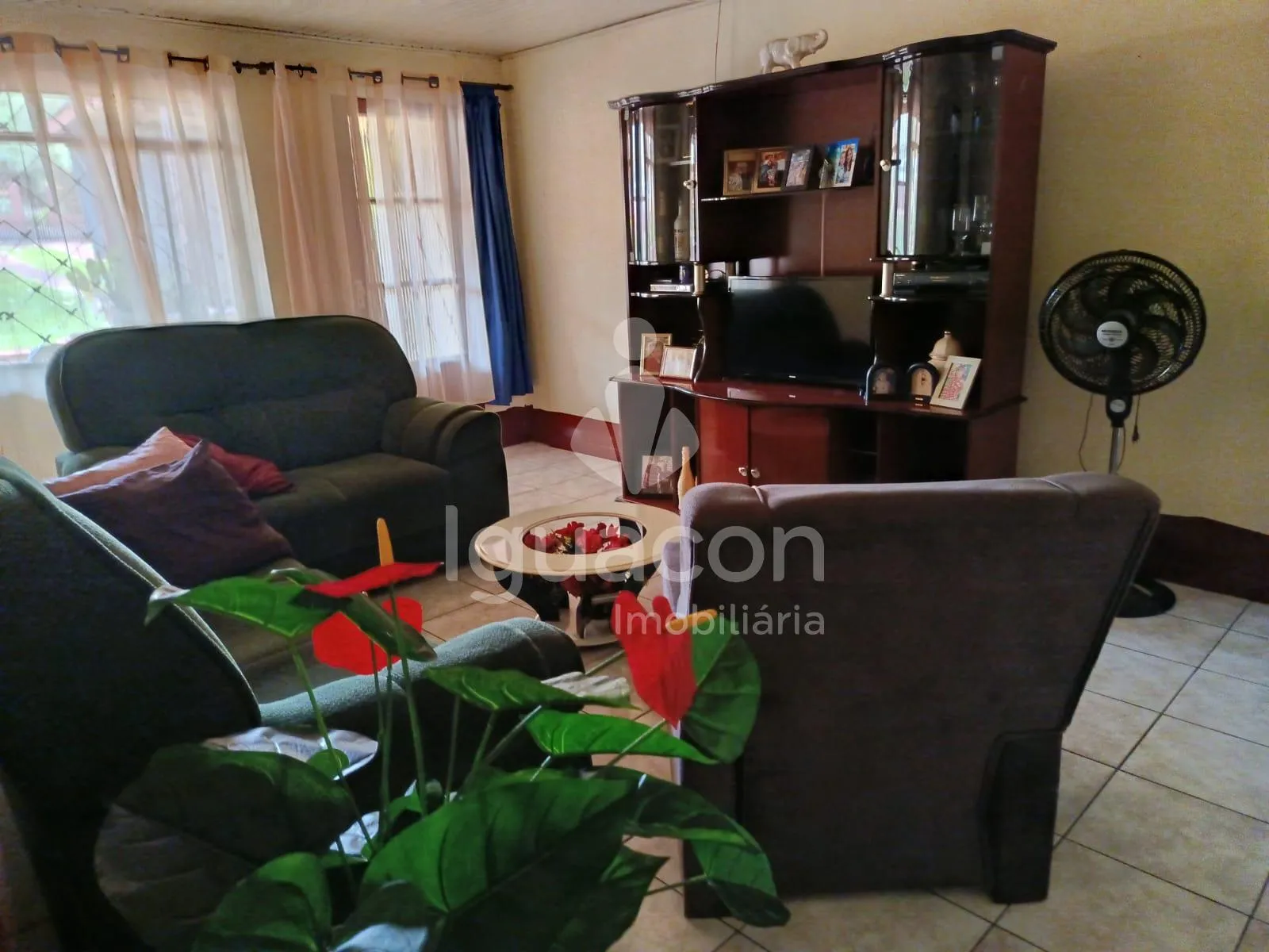 Casa com 03 Dormitórios com Churrasqueira e Piscina na Vila C Velha