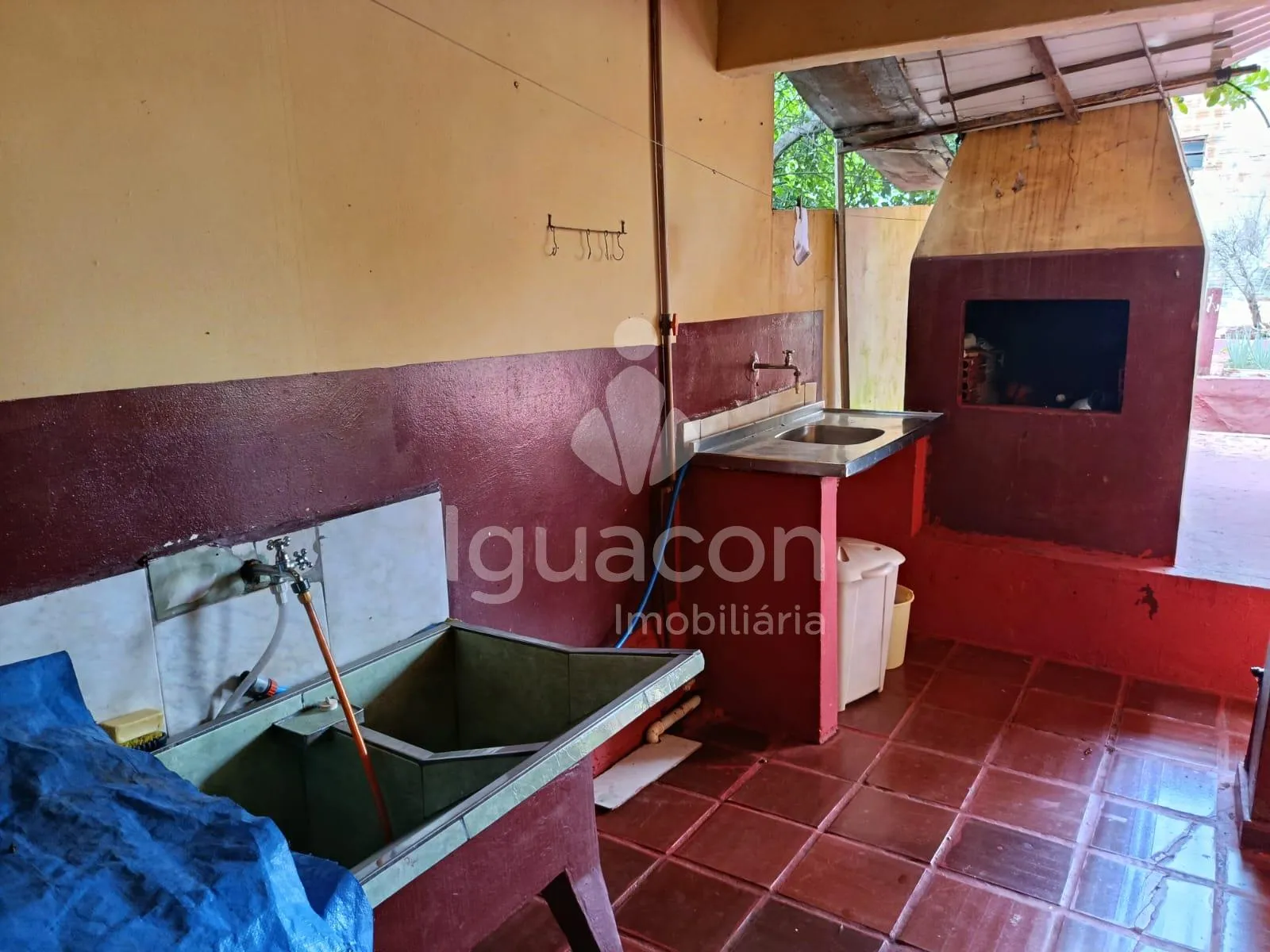 Casa com 03 Dormitórios com Churrasqueira e Piscina na Vila C Velha