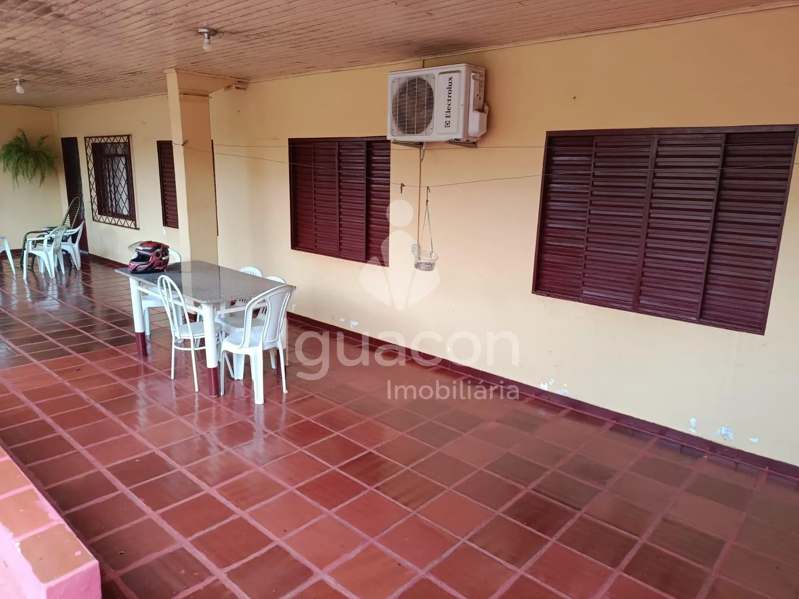 Casa com 03 Dormitórios com Churrasqueira e Piscina na Vila C Velha
