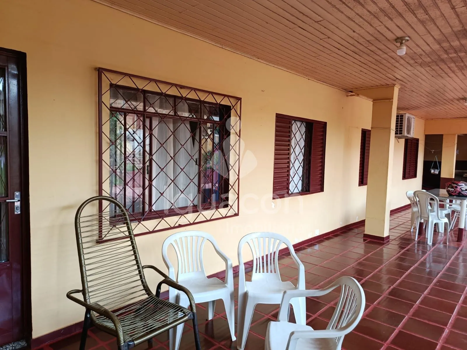 Casa com 03 Dormitórios com Churrasqueira e Piscina na Vila C Velha
