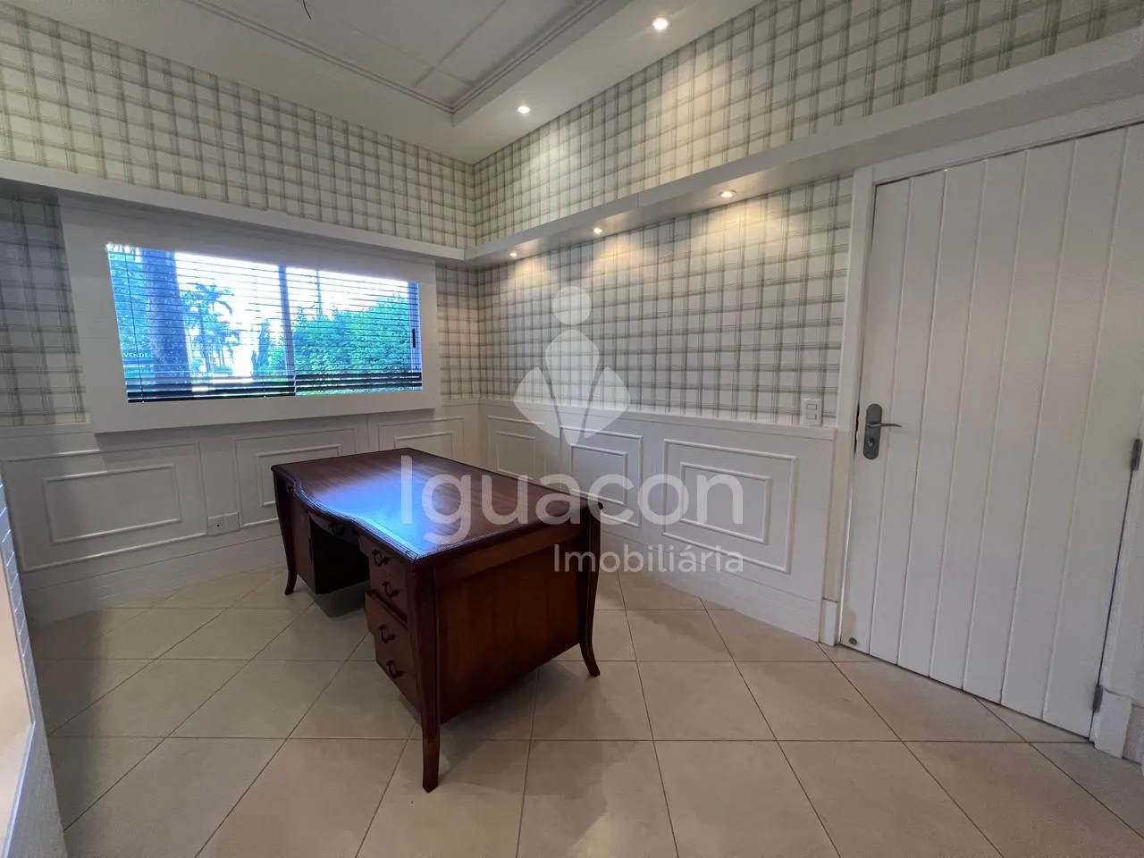 Sobrado com 05 Dormitórios sendo 03 Suites com Closet Semi-mobiliado no Condominio Izadora