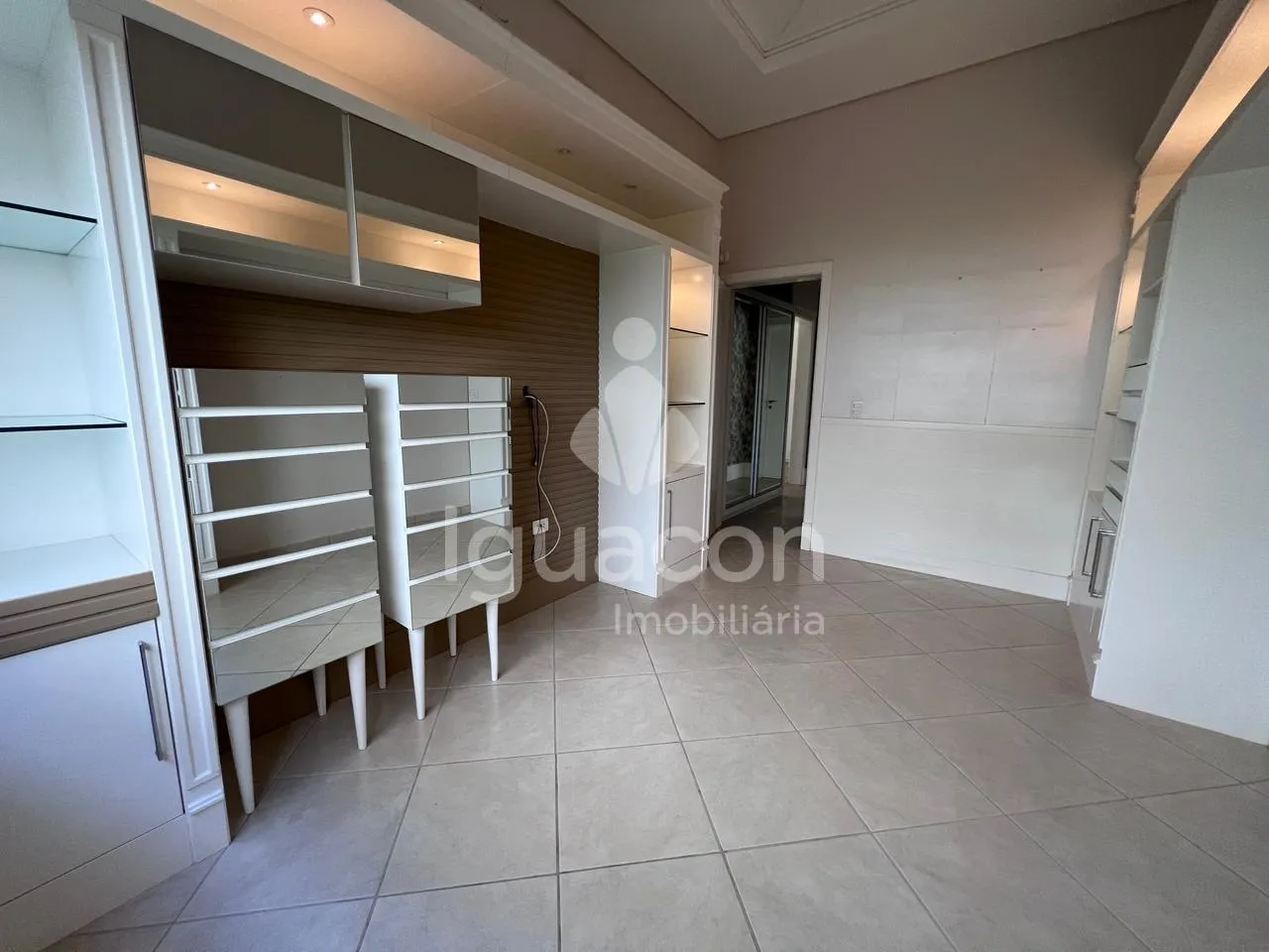 Sobrado com 05 Dormitórios sendo 03 Suites com Closet Semi-mobiliado no Condominio Izadora