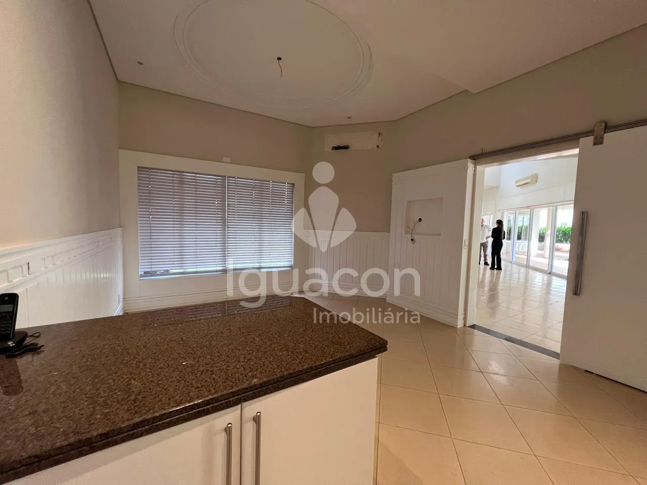 Sobrado com 05 Dormitórios sendo 03 Suites com Closet Semi-mobiliado no Condominio Izadora