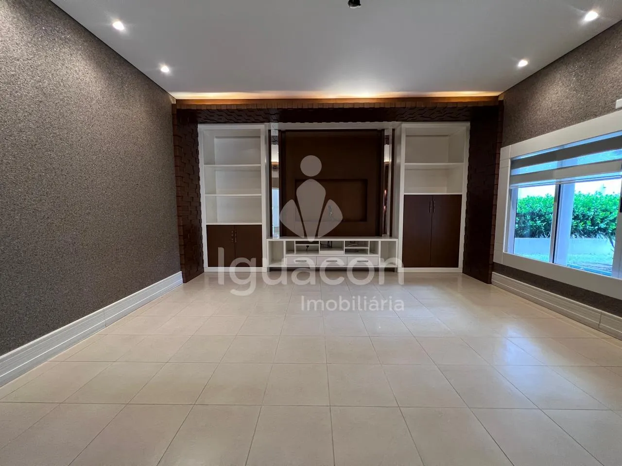 Sobrado com 05 Dormitórios sendo 03 Suites com Closet Semi-mobiliado no Condominio Izadora