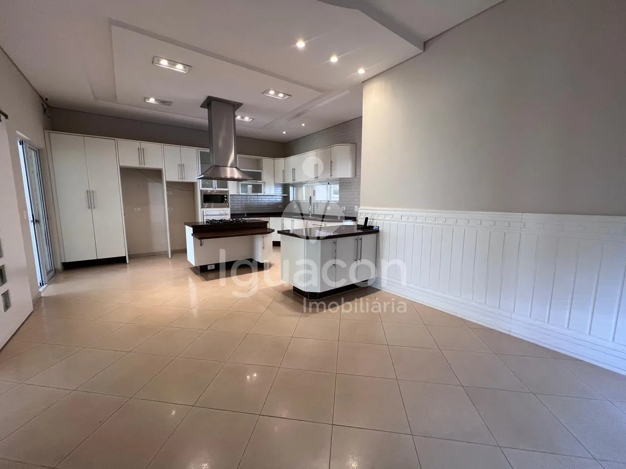 Sobrado com 05 Dormitórios sendo 03 Suites com Closet Semi-mobiliado no Condominio Izadora