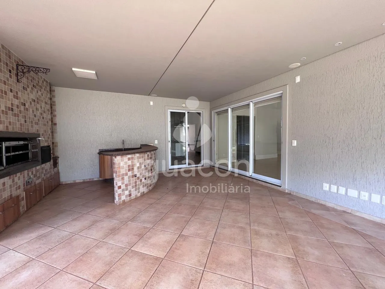 Sobrado com 05 Dormitórios sendo 03 Suites com Closet Semi-mobiliado no Condominio Izadora