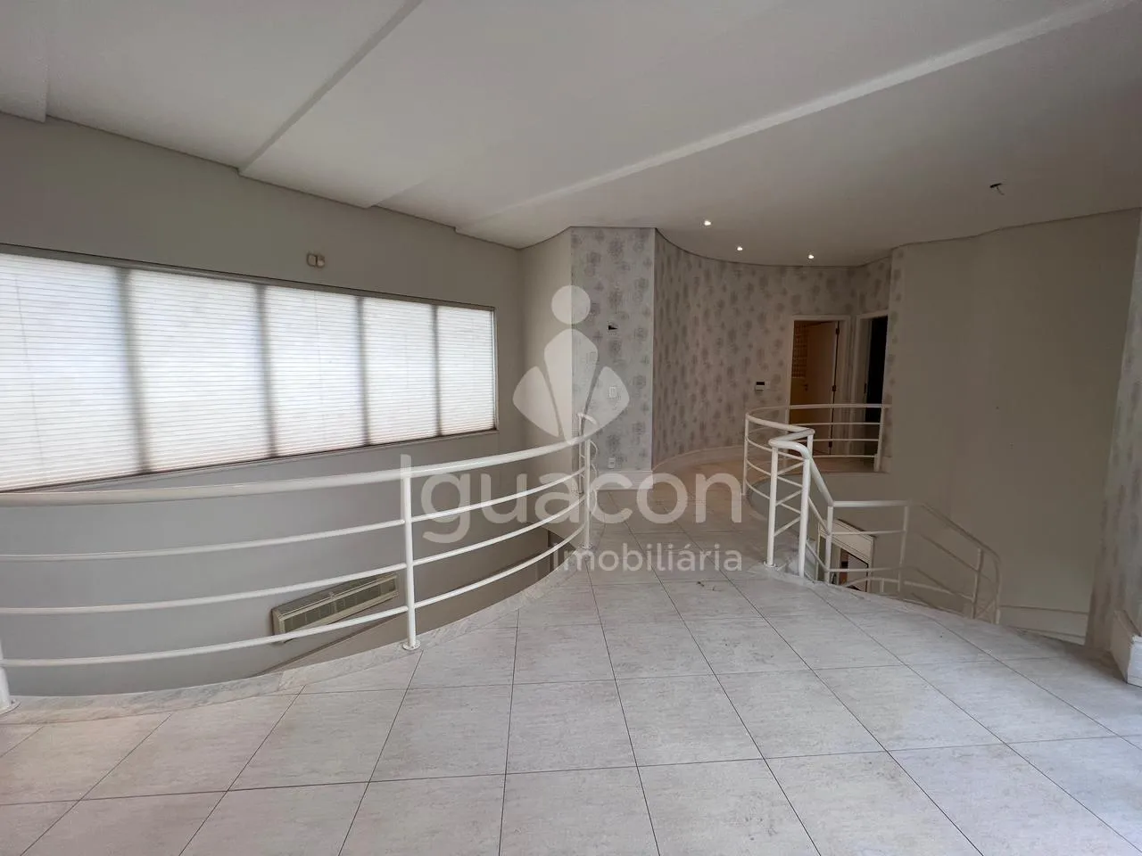 Sobrado com 05 Dormitórios sendo 03 Suites com Closet Semi-mobiliado no Condominio Izadora