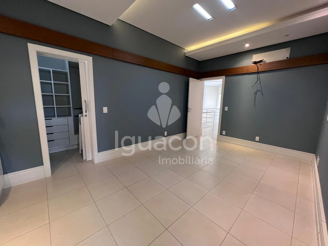 Sobrado com 05 Dormitórios sendo 03 Suites com Closet Semi-mobiliado no Condominio Izadora