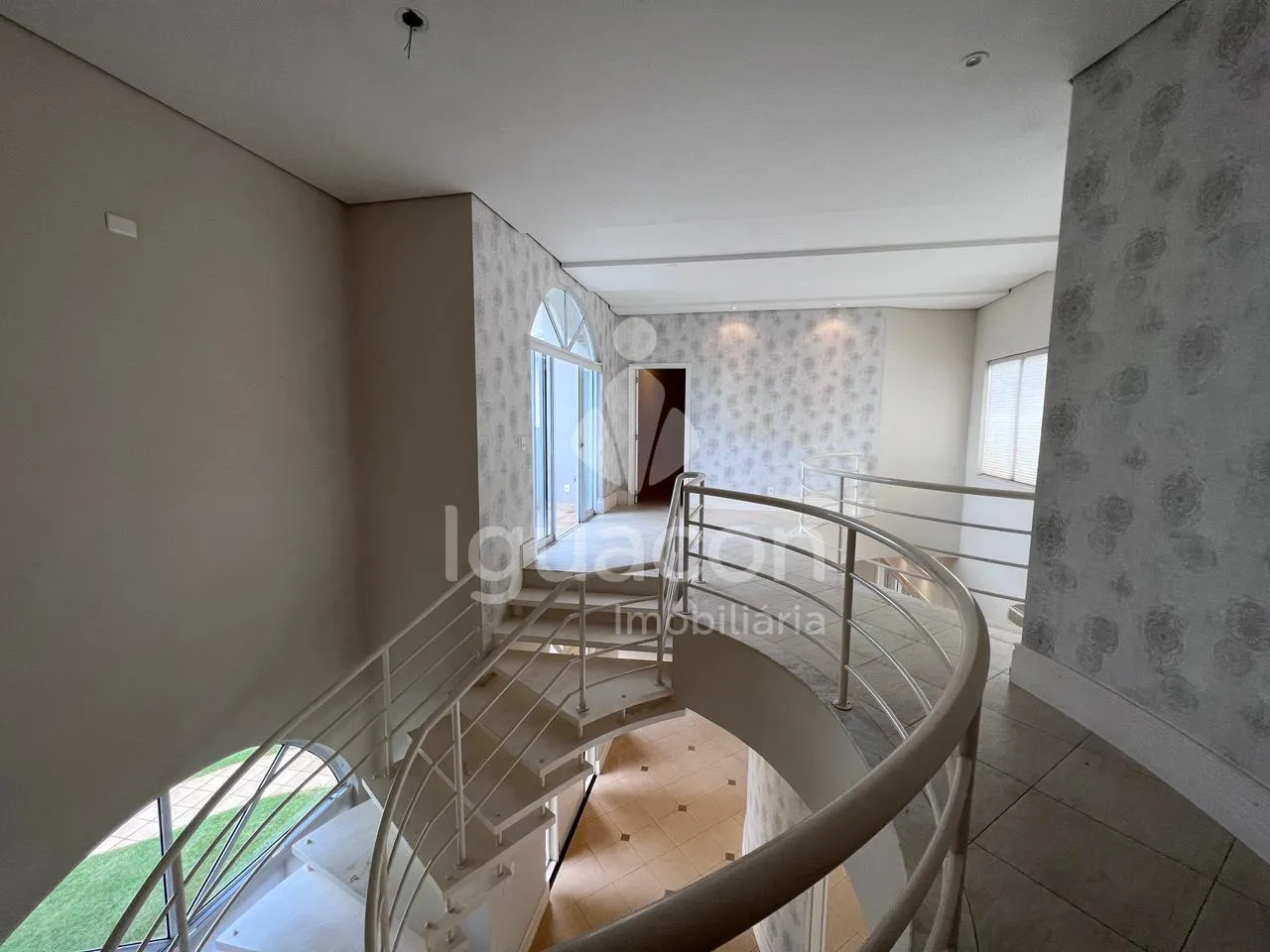 Sobrado com 05 Dormitórios sendo 03 Suites com Closet Semi-mobiliado no Condominio Izadora