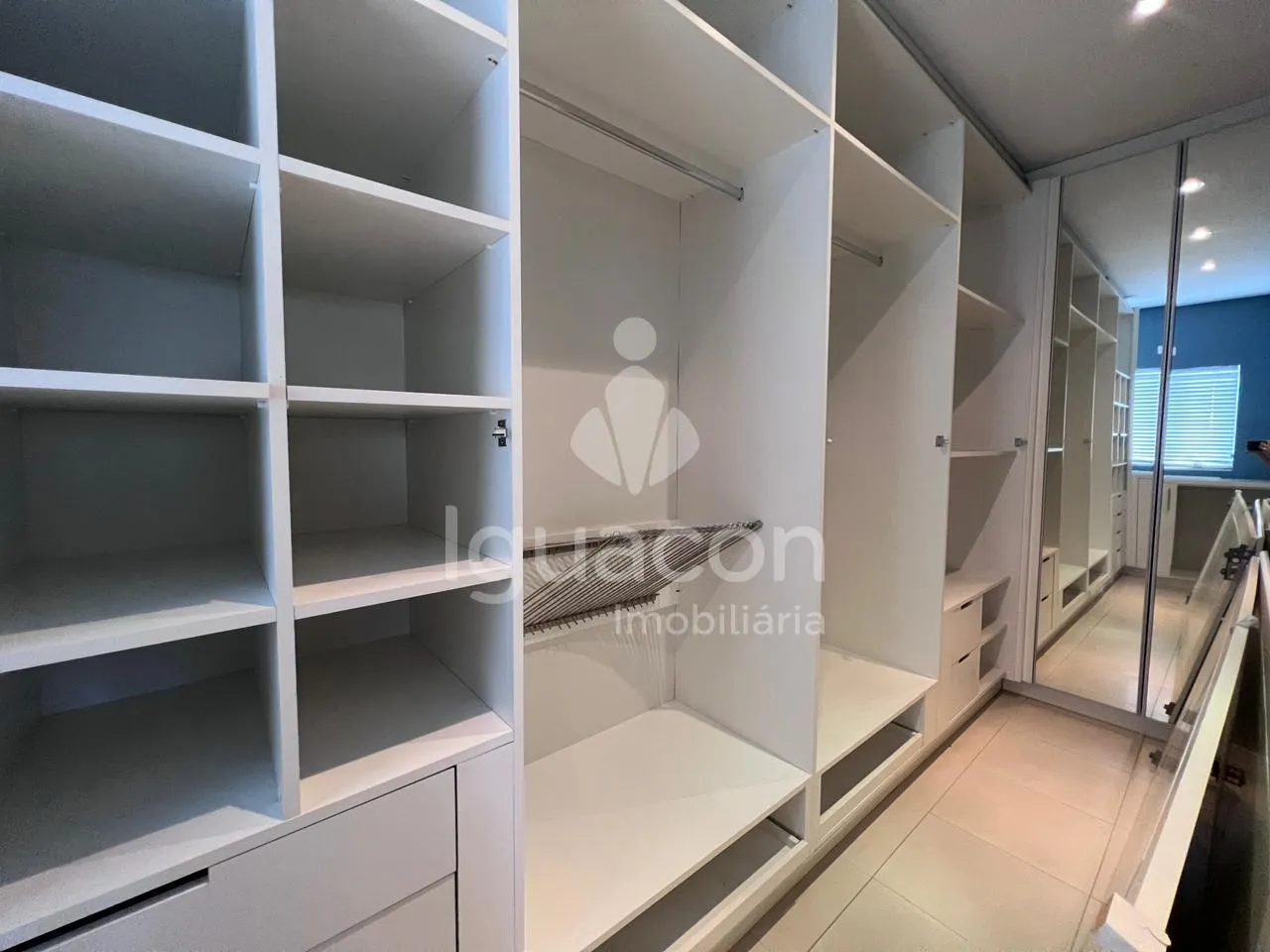 Sobrado com 05 Dormitórios sendo 03 Suites com Closet Semi-mobiliado no Condominio Izadora