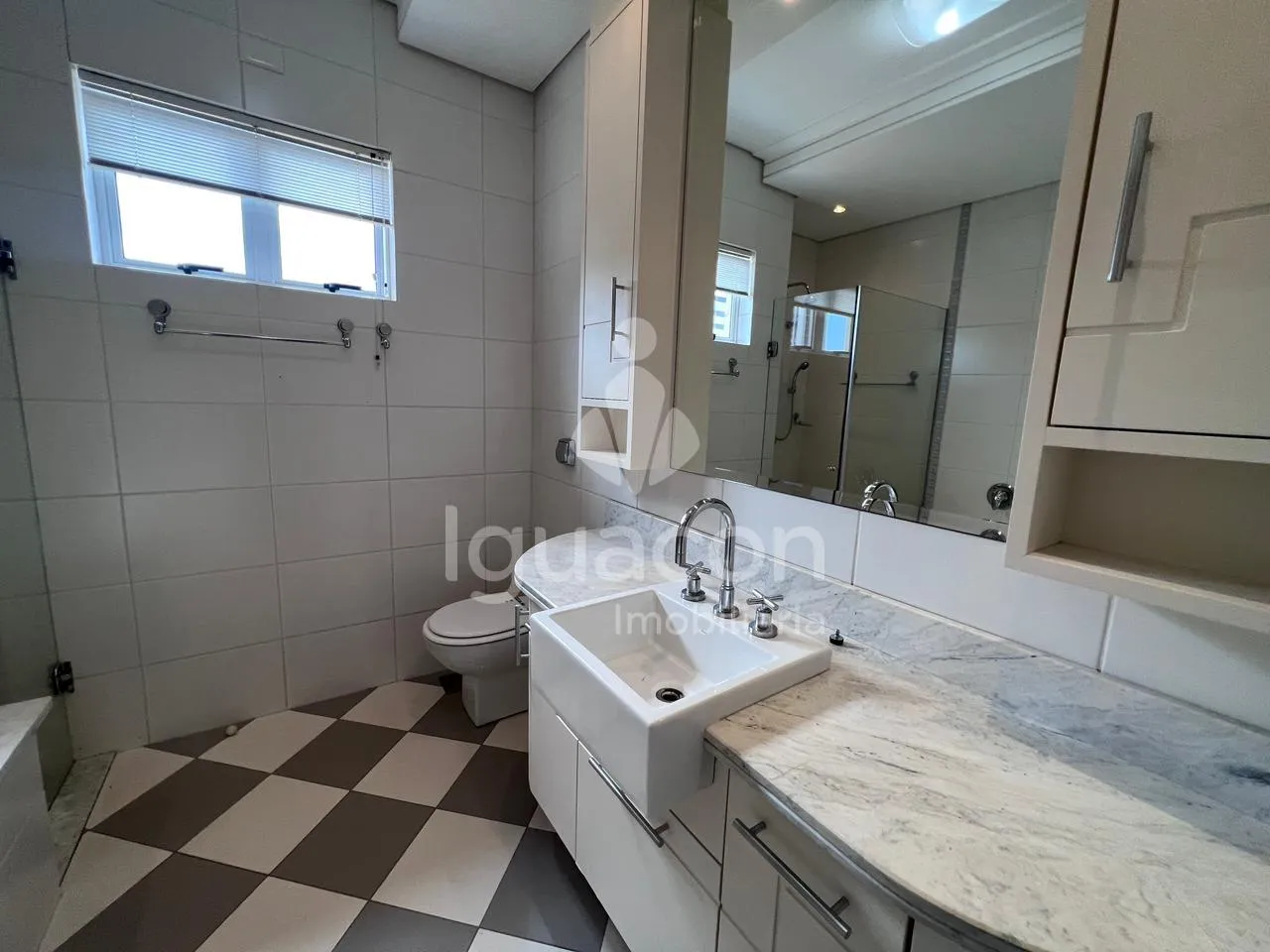Sobrado com 05 Dormitórios sendo 03 Suites com Closet Semi-mobiliado no Condominio Izadora